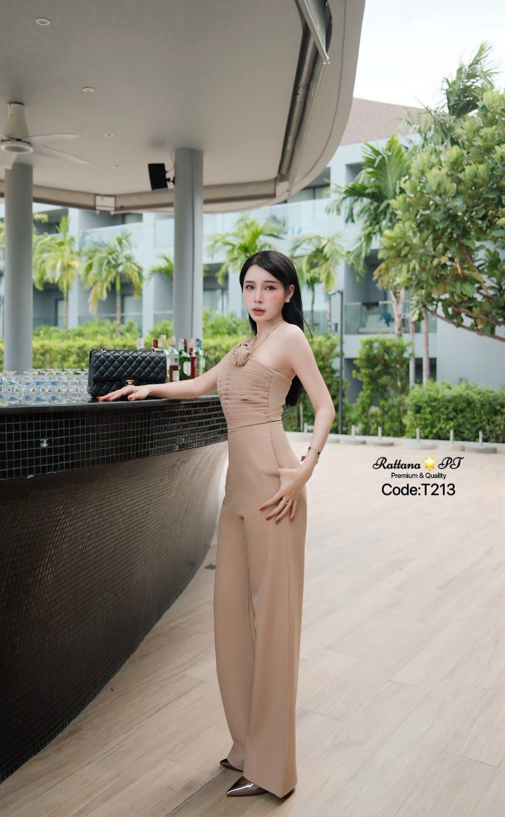 จั้มสูทกางเกงขายาว มีความเรียบหรูดูแพง แต่งดอกไม้เป็นเข็ด ดอกไม้สามารถถอดออกได้ ชุดมีซับใน หน้าอกมีฟองน้ำ มีกันลื่น มีซิบด้านหลัง กางเกงมีกระเป๋าทั้ง2 ข้าง เนื้อผ้าดีมากๆ ใส่ออกงาน ปาตี้ ดินเนอร์ #Rattana🌟PT #ชุดจั้มสูท#ออกงาน #ชุดเที่ยว#ชุดสีน้ำต