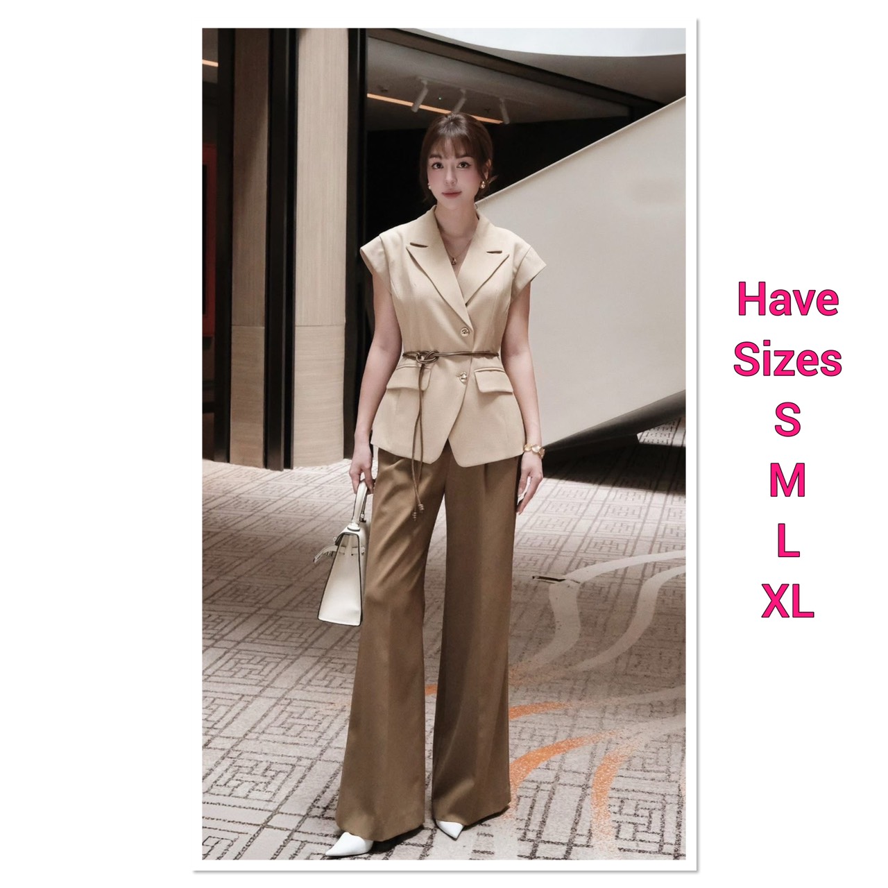 Set 3ชิ้น เสื้อ+กางเกง+สายเข็มขัด ดีเทลเสื้อคอปกทรงแขนล้ำโทนสีไอวอรี่ขับผิว แต่งกระดุมหน้าสีทอง2เม็ด อกเสริมฟองน้ำ กระเป๋าหน้าใช้ได้จริงทั้ง2ข้าง ใส่แมทซ์กับกางเกงสีน้ำตาลทรงกระบอกกลาง ผ้าอัดกาวมาอย่างดี มีกระเป๋าทั้ง2ข้าง มีชับใน ซิปหลังช่อนอย่างดี มาพร้