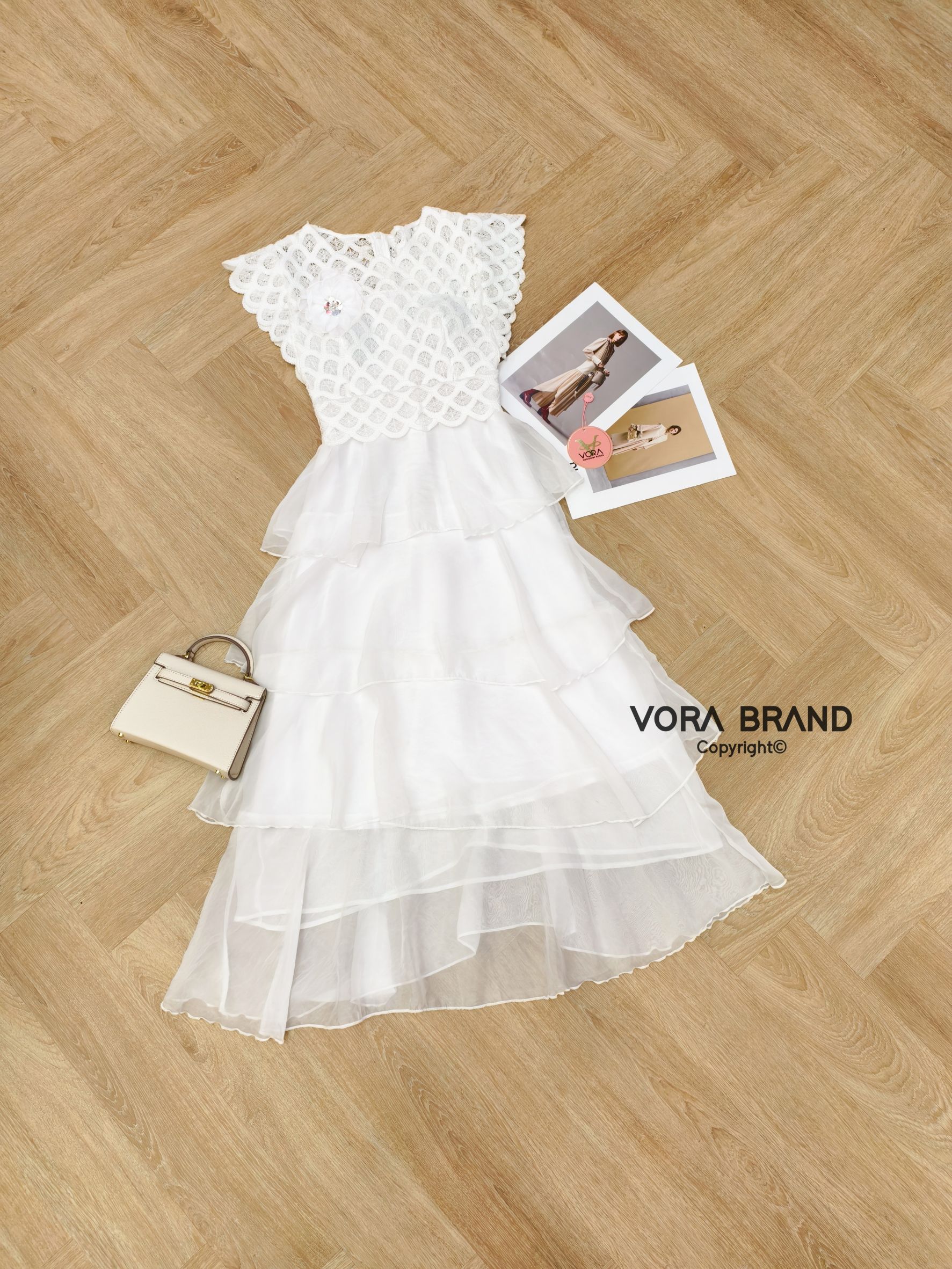 Dress ยาว คอวี ช่วงบนแต่งผ้าลูกไม้ มีฟองน้ำจัดทรงให้ค่ะ แต่งเข็มกลัดดอกไม้ช่วงอก เอวเข้ารูป ช่วงกระโปรงแต่งระบายชั้นๆ น่ารักมากค่ะ เนื้อผ้าใส่สบายมีซับในทั้งชุดค่ะ ... ใส่ออกมาแล้วเป๊ะเว่อร์ แพทเทรินเนี๊ยบสุดๆ สามารถใส่ได้ในทุกโอกาสเลยค่า