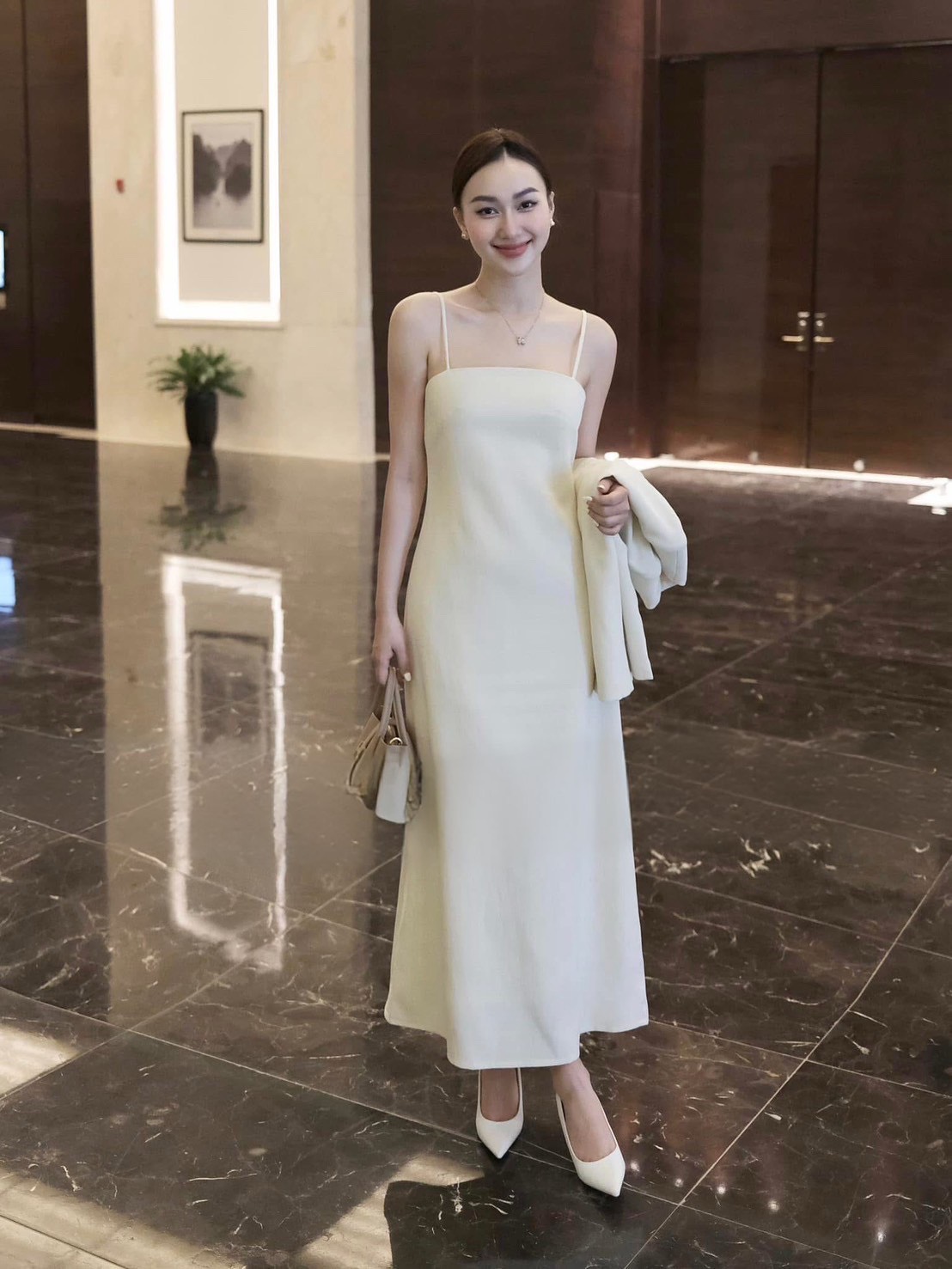 เซต2ชิ้น สีครีม เสื้อคลุมสูทแขนยาว ดีเทลแต่งกุ้นขอบกระเป๋า มาคู่กับเดรสสายเดียวยาว ( อกเสริมฟองน้ำ) ซิปหลัง ซัปในทั้งตัว ดีไซน์สวย คุ้มสุดๆ มาพร้อมกับกระโปรงยาวทรงสอบ และดีเทลผ่าหลังดีไซน์สวย