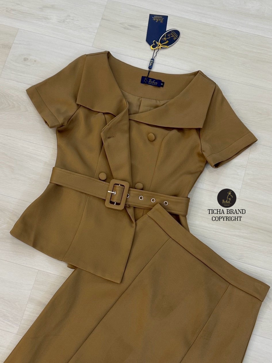 Set 2 ชิ้น เสื้อเบเซอร์แขนสั้น กระดุมคู่หน้า ดีเทลแต่งปกหน้า ใส่แมทซ์กับกระโปรงทรงสอบ แต่งผ่าหลังยาว มีชับใน ซิปหลังช่อนอย่างดี มาพร้อมเข้มกลัดผ้าสีเดียวกับชุด ใส่แมทซ์กันสวย ลัคชู สุดๆ ลุคCOD ห้ามพลาดนะคะ