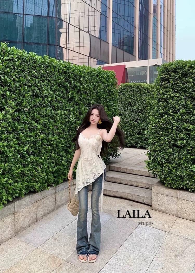 Tag: LAILA Detail: Set เสื้อ+กางเกง เสื้อทรงสายเดี่ยวงานแต่งฉลุลูกไม้แน่นๆทั้งตัวทรงเฉลียงข้างปล่อย ชายระบายตัดต่อเย็บอย่างดี งานดีไซน์แต่งเข็มกลัดดอกสีเดียวกับเสื้อ มาพร้อมกางเกงทรงขาม้า ฟอกสีสนิมเข้ม งานยีนส์นำเข้า💯 แต่งกระเป๋าสองข้าง สามารถใช้ง