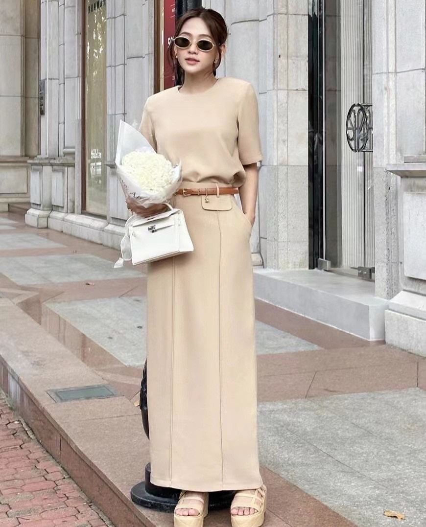 เซ็ตเสื้อยืดคอกลมมาคู่กับกระโปรงเอวสูง งตังยาวสีครีม พร้อมเข็มขัดเข้าเซ็ต ใส่vacayถ่ายรูปกับแก๊งค์เพื่อนๆไม่มีผิดหวังเลยค่า ห้ามพลาดเลยน้าตัวนี้