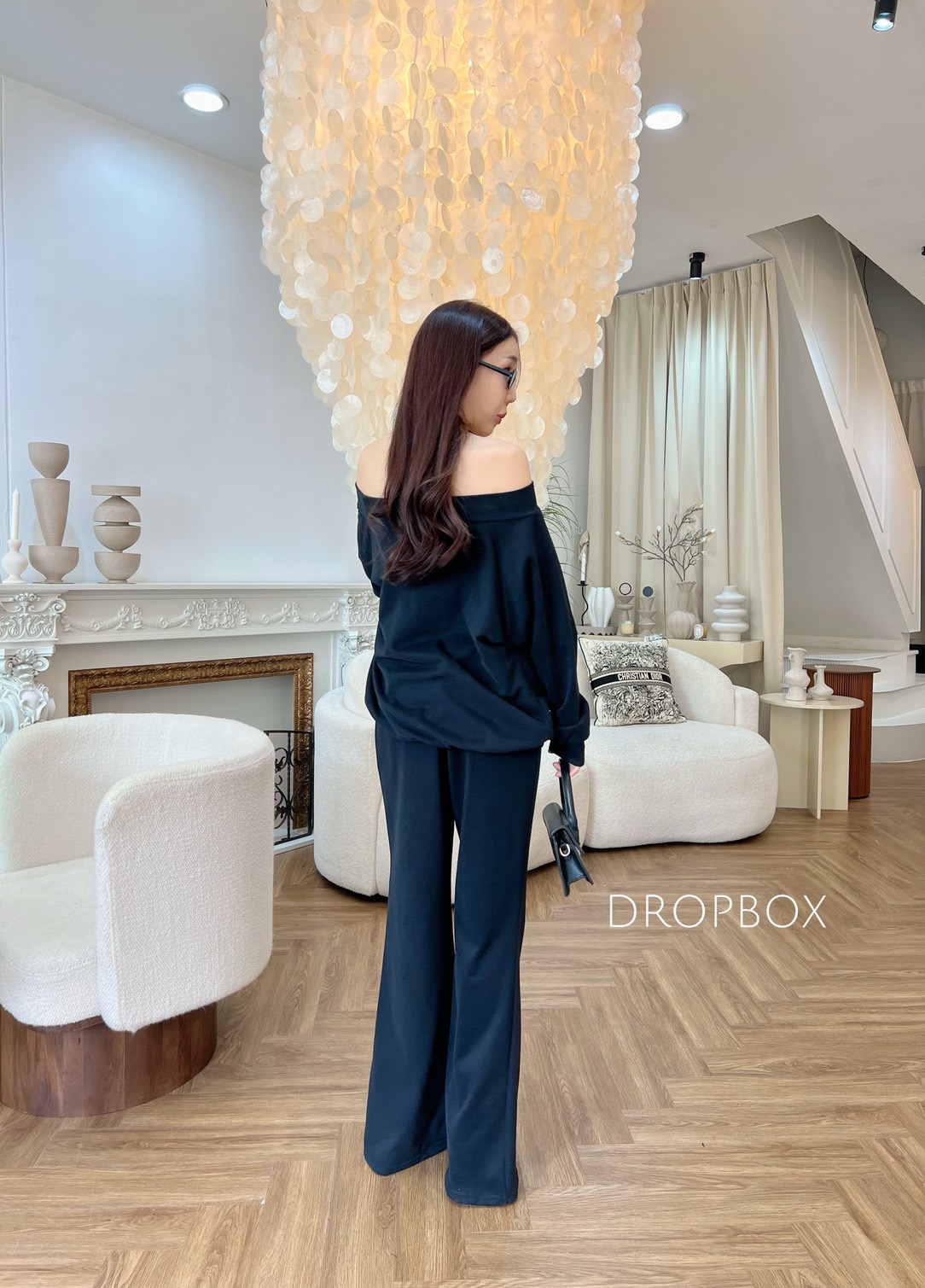 เซทรุ่นนี้งานมาใหม่เป็นเสื้อปาดไหล่แขนยาวมาคู่กับกางเกงขาม้าเนื้อผ้าคอตตอนยืดผ้าไม่หนาใส่สบายใส่เป็น AirPodsลุกขึ้นเครื่องหรือว่าใส่ถ่ายรูปคาเฟ่เก๋เก๋