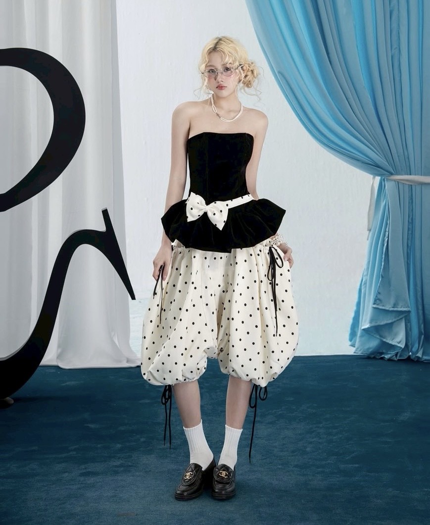 Label :: RAMI-PAPHA(รมิปภา) Polka Dot Set. คอลใหม่ล่าสุด! เสื้อเกาะอกดีไซน์เก๋ เนื้อผ้ากำมะหยี่สีดำอย่างดี อกมีฟองน้ำจัดให้ทรงสวย มีกันลื่นรอบอก ซับในอย่างดีทั้งตัว ซิปหลัง **เนื้อผ้าสวมใส่สบาย ++กางเกงลายจุดทรงเก๋ ทรงฮ๊อตฮิตสไตล์สาวเวียด มีกระเป๋าใช้งานไ