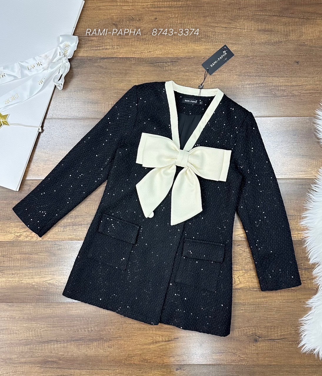 Label :: RAMI-PAPHA(รมิปภา) เดรสสีดำเนื้อผ้าทวีตผสมวิ๊ง ด้านหน้าแต่งโบว์สวยหรูโดดเด่น โทนสีตัดกันได้ผู้ดีมากคะ กระดุมแกะใช้งานได้จริง ไหล่เสริมฟองน้ำเล็กน้อย ทรงใส่สบายๆ มีกระเป๋าใช้งานได้จริง ซับในอย่างดีทั้งตัว #เสื้อผ้าแฟชั่น #แฟชั่น #ชุดเซต #งานป้าย #