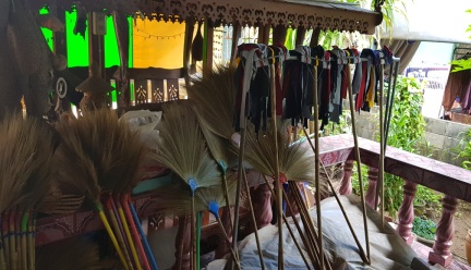 ไม้กวาดชุมชนกกแดง