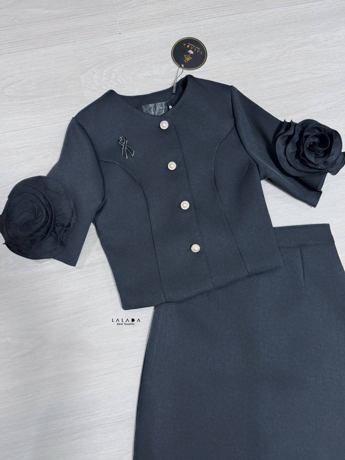 set 2 ชิ้น เสื้อดำกระดุมหน้าแต่งดอกไม้ช่วงแขน + กระโปรงยาวงานซิปหลัง ชุดดำแบบสุภาพใส่ออกงาน ใส่ทำงานได้หมดค่ะ + เข็มกลัดไว้อาลัย