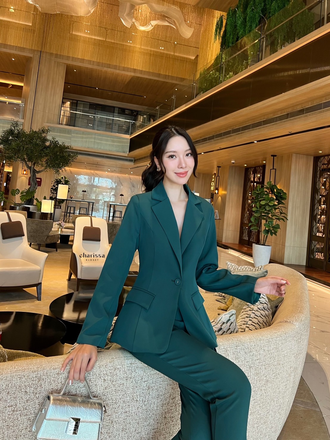 เสื้อสูท+กางเกง setsuit สีสวยไม่เหมือนใคร ตัวเสื้อมีซับในทั้งตัว แต่งกระดุม1 เม็ด กระเป๋าจริงทั้งเสื้อและกางเกง มาพร้อมกางเกงขายาว 9 ส่วน เป็นทรงกระบอกเล็ก งานดีเวอร์ อัดรีดกาวทั้งชุด งานคุณภาพสุดๆและหรูมากคะ
