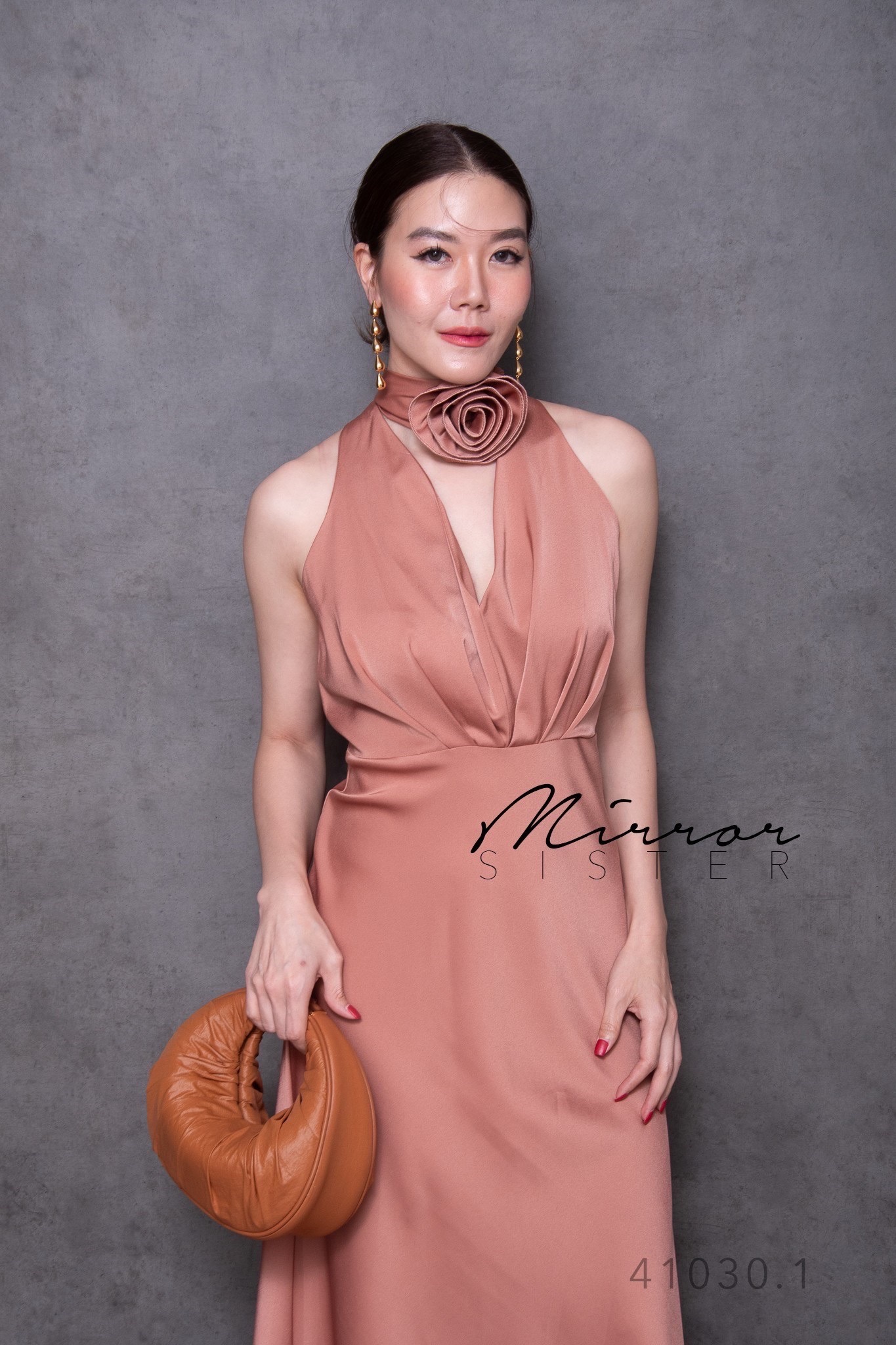 ••MiRRoRSiSTER's LaBaRiS DReSS•• เดรสแขนกุดทรงสวยหรู ช่วงบนแต่งจับจีบสวยเก๋คอวี มาพร้อมสายดอกกุหลาบผูกเอวหรือผูกคอได้ตามสไตล์ ช่วงล่างกระโปรงทรงAสวยมาก เนื้อผ้าซาตินดีงามสวยหรูพรีเมี่ยม ใครใส่ก็โก้เก๋ Recommendเลยงานนี้ต้องมี.