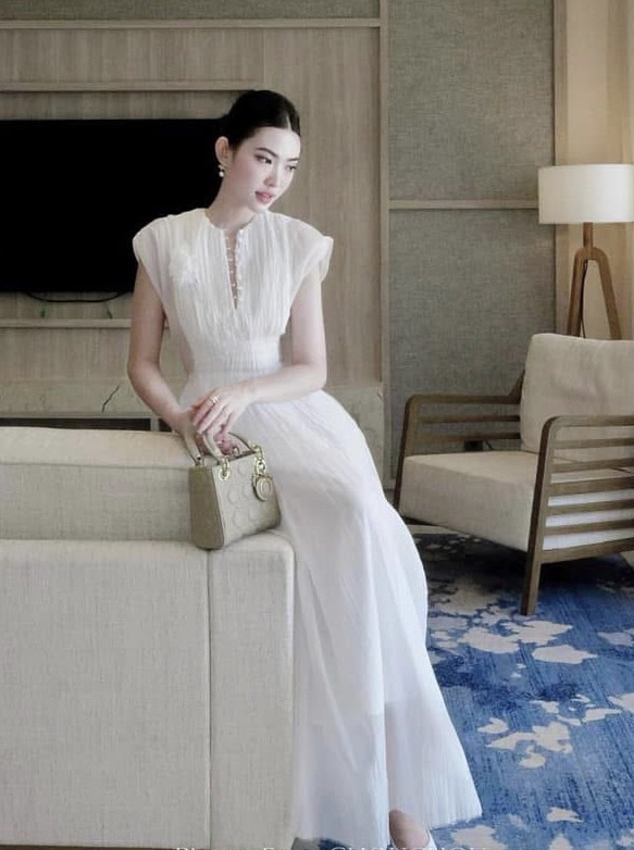 แม็กซี่เดรสรุ่นนี้สวยมากแขนล้ำคอวีกระดุมหน้าซิปหลังเอวเข้ารูปกระโปรงยาวมีซับในถึงปลายชุดเทคเจอร์ผ้าอัดจีบยับกระโปรงจับจีบรองานคุณภาพเกรดพรีเมี่ยม