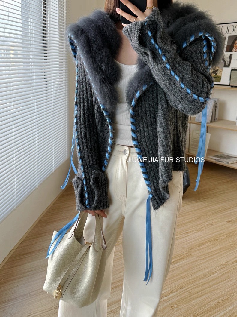 เสื้อคลุมทรงOversized น่ารักมากค่ะตัวนี้ ดีเทลตกแต่งริบบิ้น คอปกขนเฟอร์ งานสไตล์เกาหลี