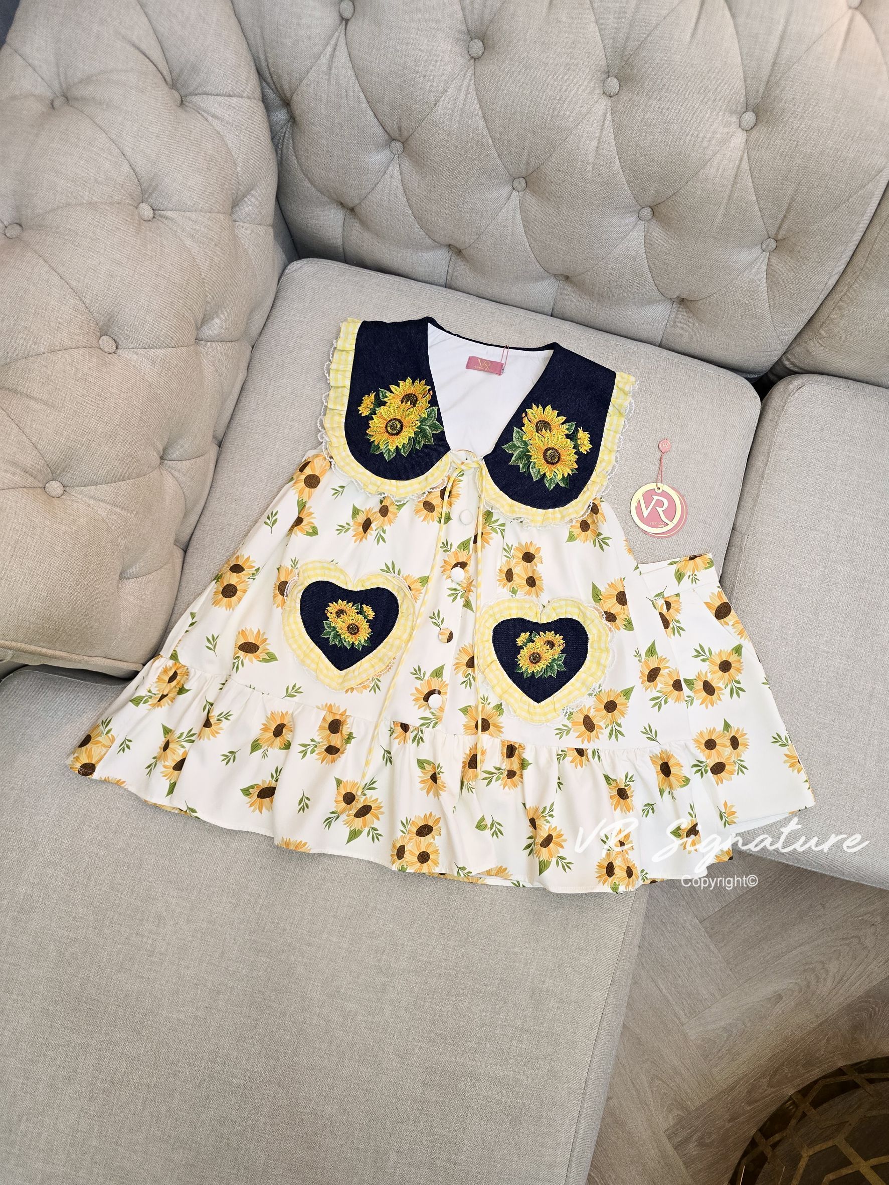 Set เดรสสั้นแขนกุด คอปกแต่งระบายลูกไม้ ปักลายดอกไม้ช่วงปก ผูกโบว์ช่งงคอ ติดกระดุมเรียงด้านหน้า แต่งปักหัวใจแต่งระบายลูกไม้ช่วงตัว ทรง oversize ใส่สบาย มีกางเกงขาสั้นเข้าชุดให้ด้วยค่ะ เนื้อพิมพ์ลายเนื้อดี มีซับในทั้งชุดค่ะ