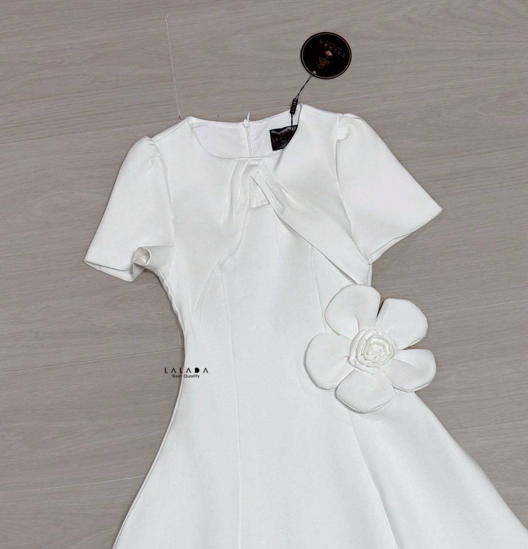 เดรสสีขาวยาว มีแขน ลูกหนูลูกคุณ แต่งดอกไม้ช่วงเอว เรียบร้อยสวยหรู งานซิปหลัง ตัดเย็บอย่างดี มีซับใน สวมใส่ได้หลายโอกาส Color::ตามรูป