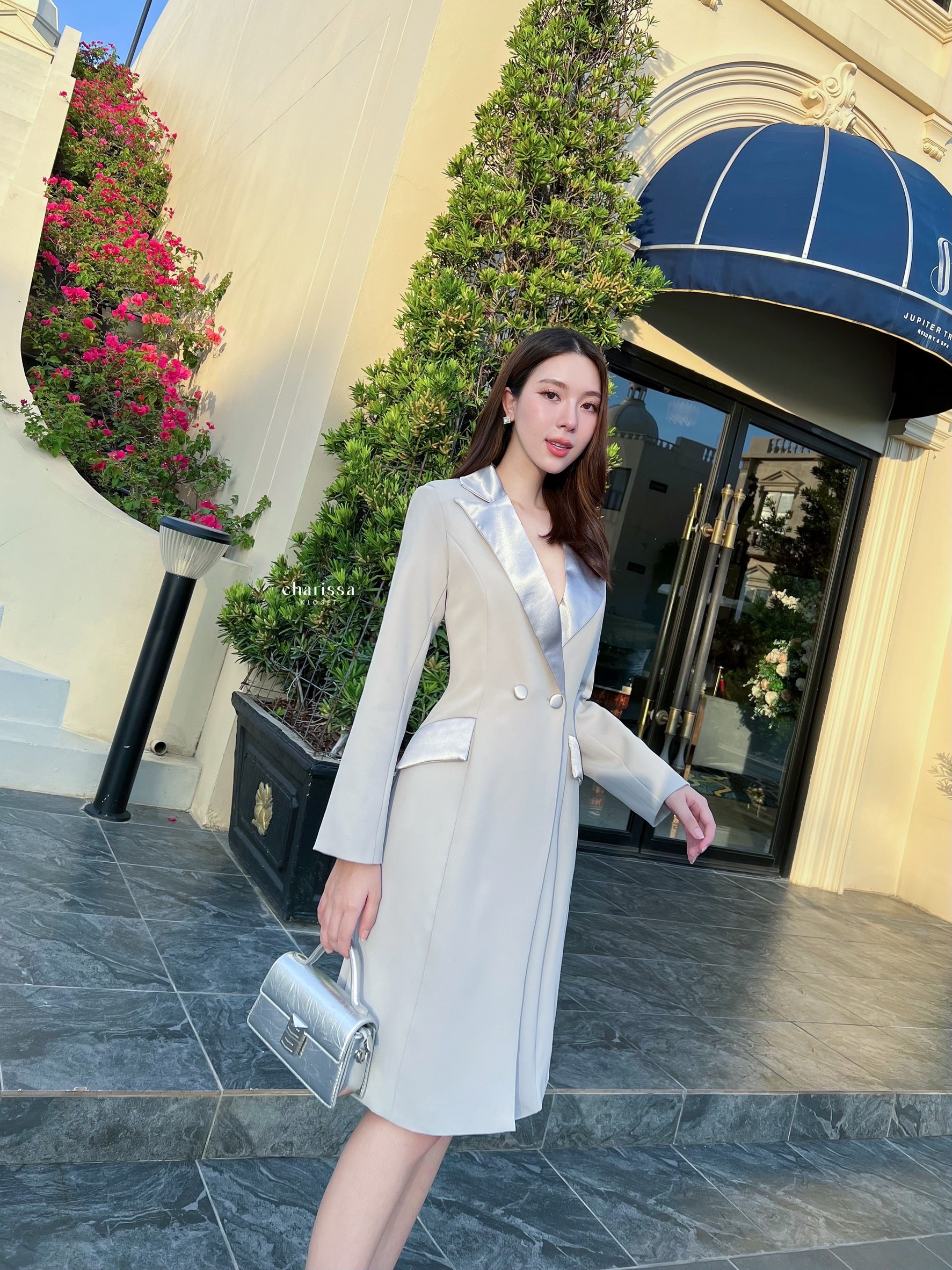 Dressuit ปกเงาทรงสอบ ผ้าดีมากก แพทเทรินซ์สวยอยู่ทรง ใส่ออกมาสวยเรียบหรูมากค่ะ เนื้อผ้าดี มีซับในทั้งชุด เป็นเดรสกระดุมหน้านะคะ กระเป๋าสามารถใช้งานได้จริง แต่งกระดุม 2 เม็ด ผ้าเดียวกับชุด