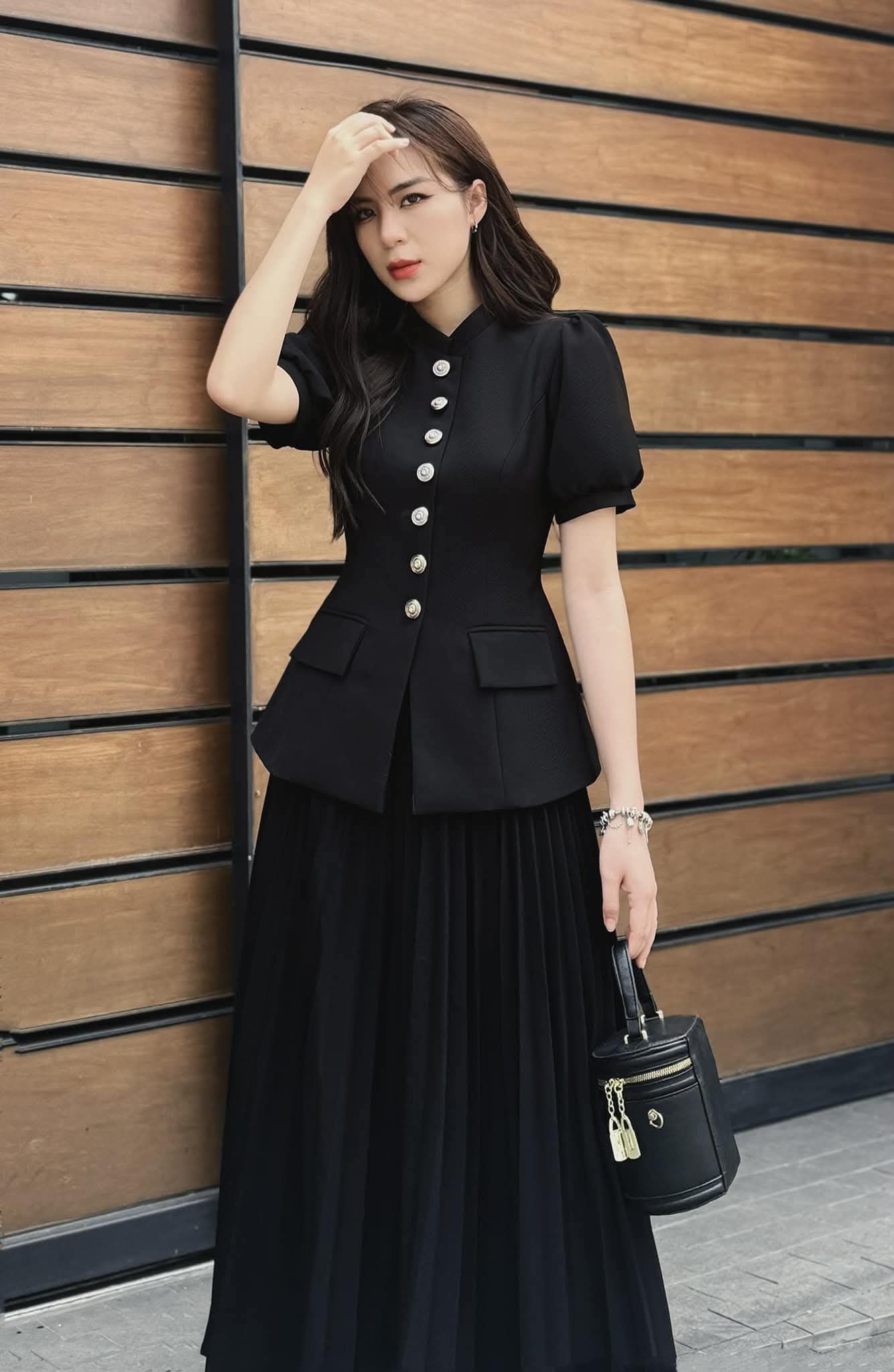 Set เสื้อแขนพอง คอตั้งติดกระดุมเรียงด้านหน้า มาพร้อมกระโปรงยาวอัดพลีททั้งตัวสวยมากค่ะ มีน้ำหนักทิ้งตัว เนื้อผ้าหนาเป็นทรงสวย ซับในทั้งชุดค่ะ... ใส่ออกมาแล้วเป๊ะเว่อร์ แพทเทรินเนี๊ยบสุดๆ ส