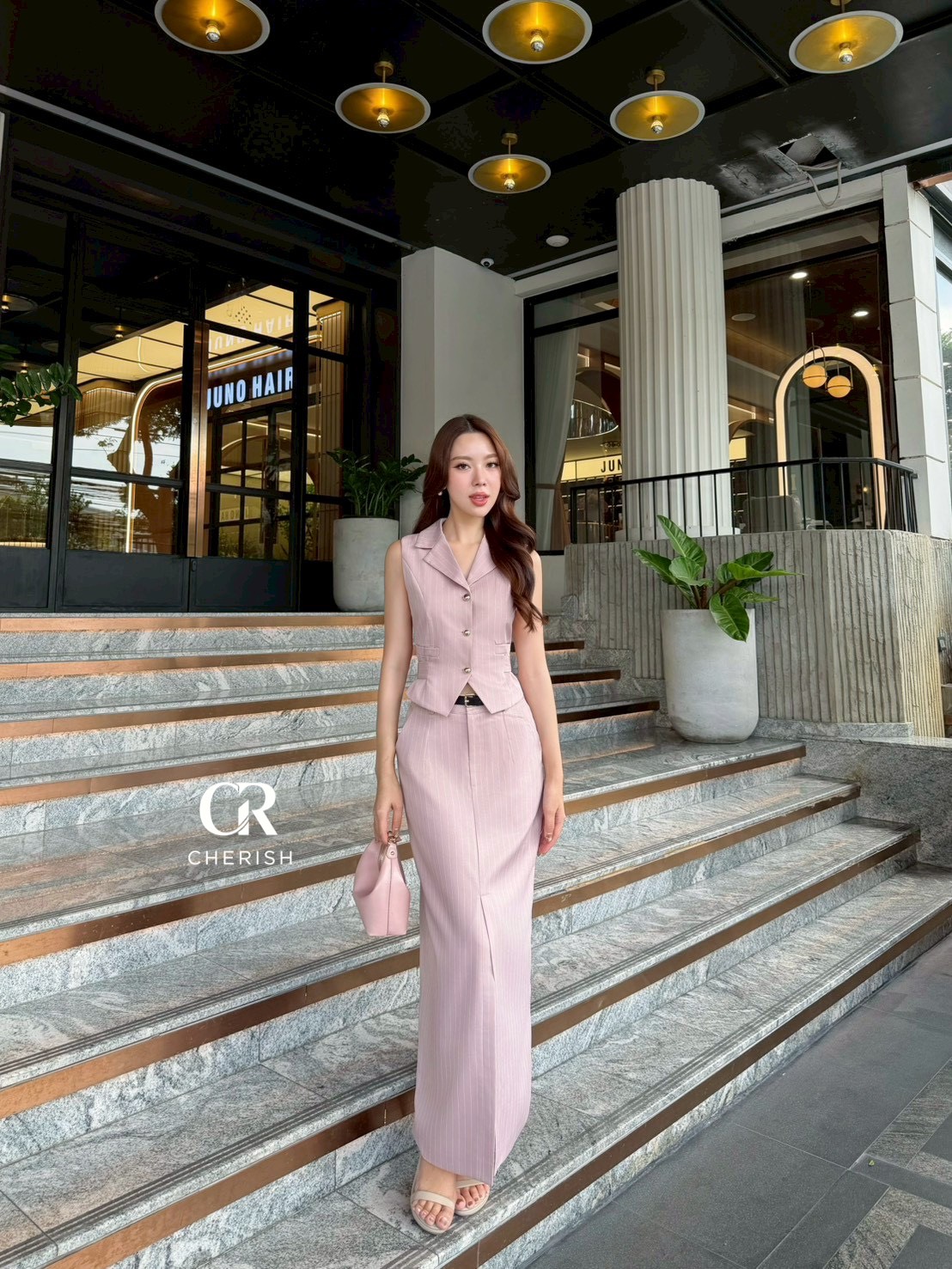 ชุดเซ็ท 3 ชิ้น เสื้อ+กระโปรง+เข็มขัด ตัวเสื้อกั๊กลายริ้ว แขนกุดคอวี แต่งกระเป๋าหลอก 2 ข้าง กระดุมทอง ช่วงเอว มีสายผูกเอวสามารถทำเป็นโบว์เล็กๆน่ารักได้ มาพร้อมกระโปรงลายริ้ว เอวสูงผ่าหน้า มีกระเป๋า 2 ข้างใช้งานได้จริง มีซับในทั้งชุด แถมเข็มขัดเข้ากับชุด ชุ