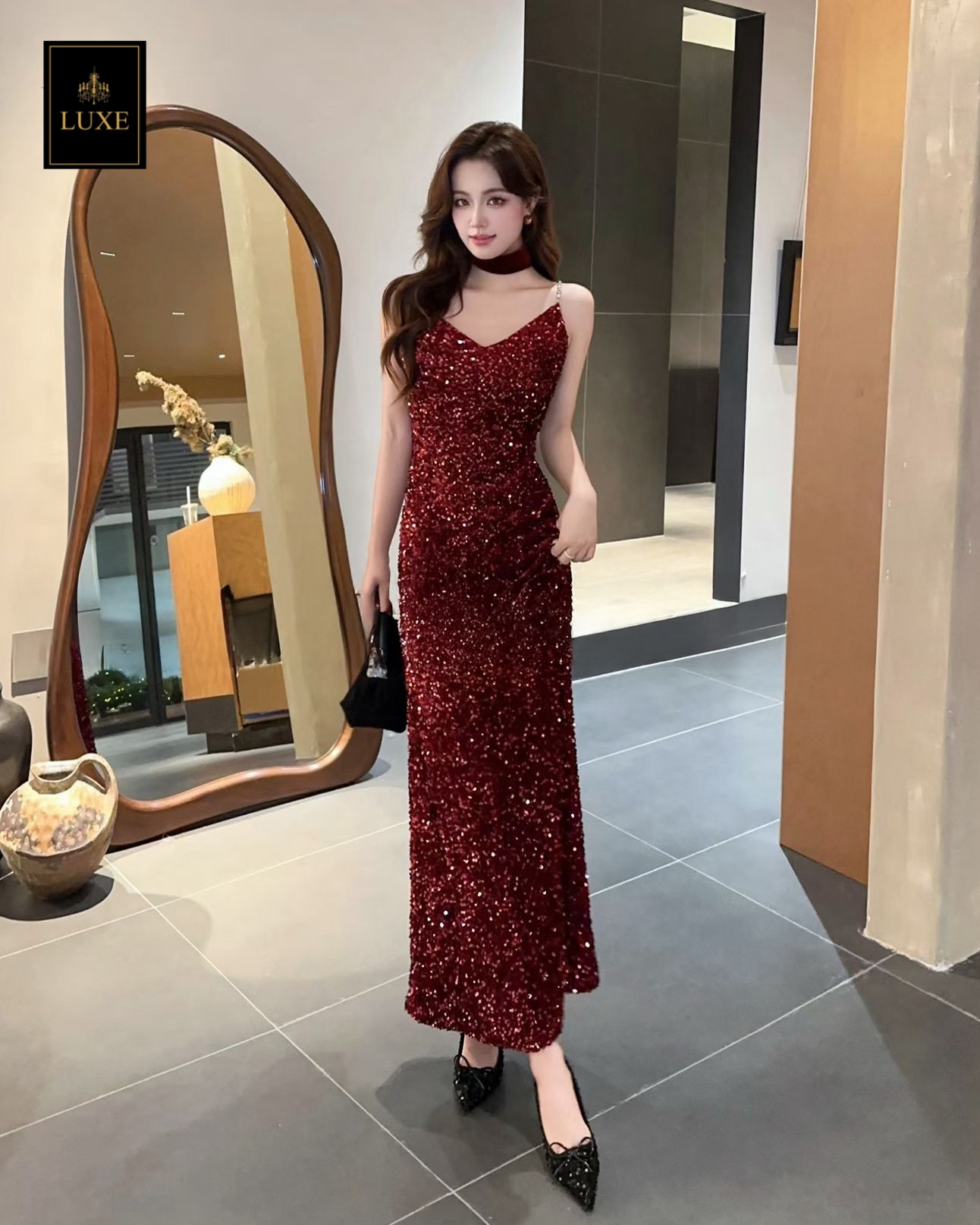 เดรสเสื้อสายเดี่ยว กระโปรงยาวทางเอ ☑️ชุดทำจากผ้ายืดปักเลื่อม ยืดหยุ่น สายทำจากโซ่ประดับมุก ☑️มีซิปซ่อนและซับในอย่างดี