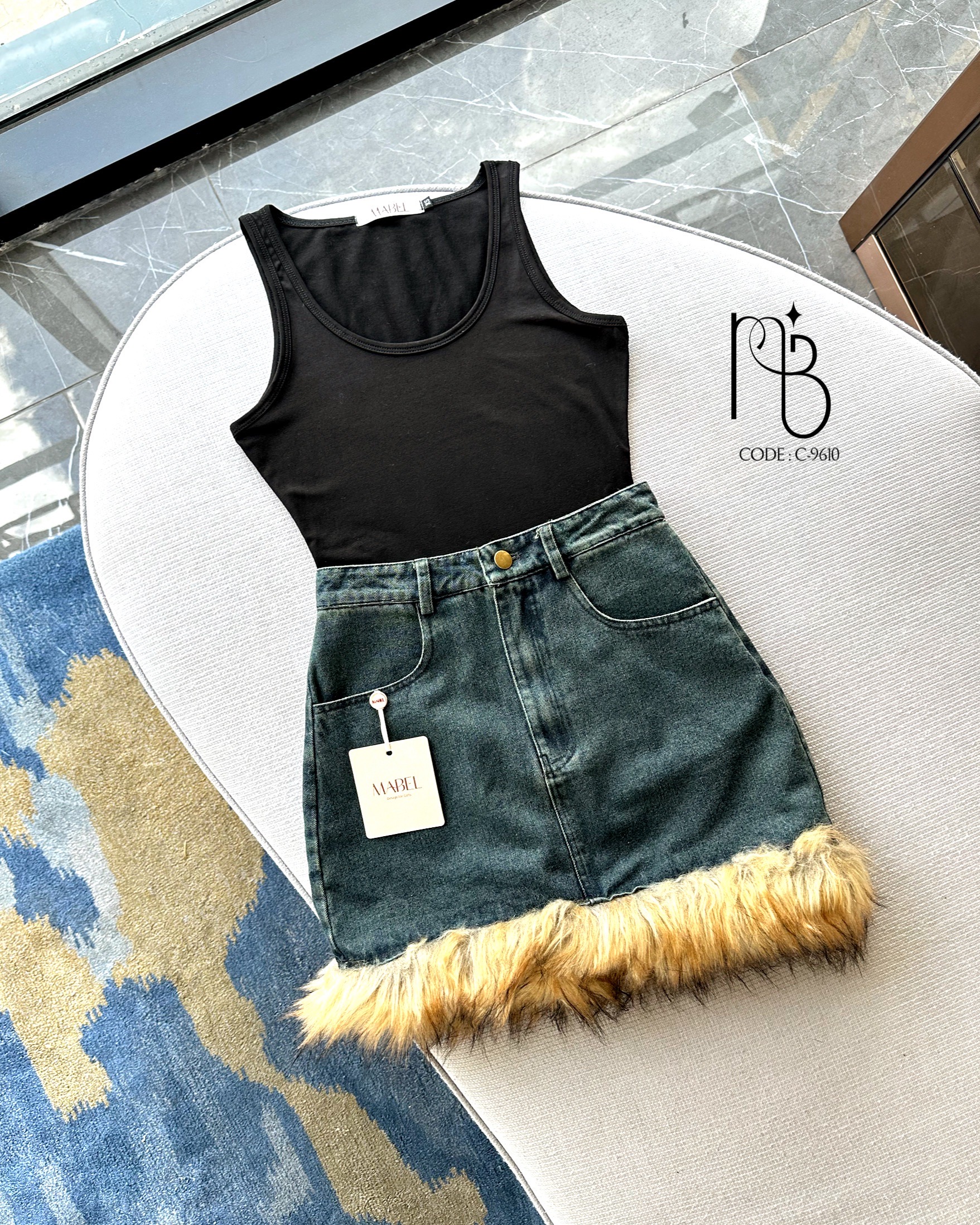 ชุดเซทเสื้อยืดBodysuit สีดำเว้าคอกลมหน้า ทรงแขนกุด ผ้ายืดตามตัวคู่กับกางเกงขาสั้นทรงประโปรงผ้ายีนส์ ซิบหน้า ขาสั้นสียีนส์ฟอก ลุคใส่ได้ทุกวัน เก๋ๆ สวยๆ คุณภาพผ้าดีมาก ไม่คันใดๆ ชุดนี้ปังที่สุด 🎉❤️🔥🖤 #งานป้ายmabel