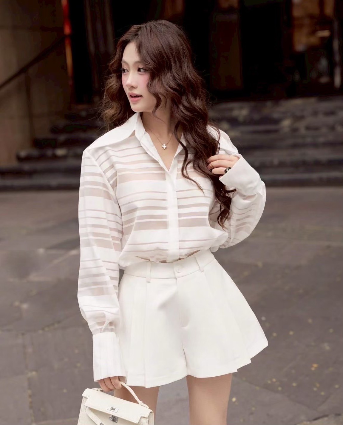 เซ็ตเสื้อเชิ้ตแขนยาวแขนสวยเก๋มาก ใส่คู่กับกางเกงขาสั้น ดูดีมาก มีซิบด้านหน้า ใส่เที่ยว ออกงาน รับรองดูดีมากคร้า