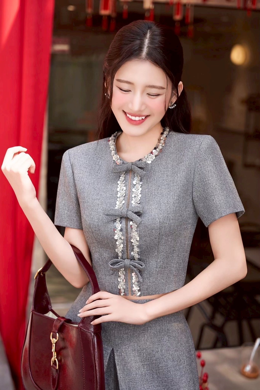 S1103 เซ็ตเสื้อ+กางเกง เล่นดีเทลเรียบเก๋ไม่ซ้ำใคร ตัวเสื้อแต่งเลื่อม ตัดต่อโบว์แบบ3D ที่ด้านหน้า ซิปหลัง ทรงหลวมๆ กางเกงขากว้างลูกเล่นเหมือนผ้าซ้อนกัน2ชั้น ใช้ผ้าเยอะมากค่ะ ใช้ผ้าอย่างดีในการตัดเย็บ บุซับ ผ้าทิ้งทรงสวย คอมพลีทลุคครบจบในชุดเดียว #showroomb