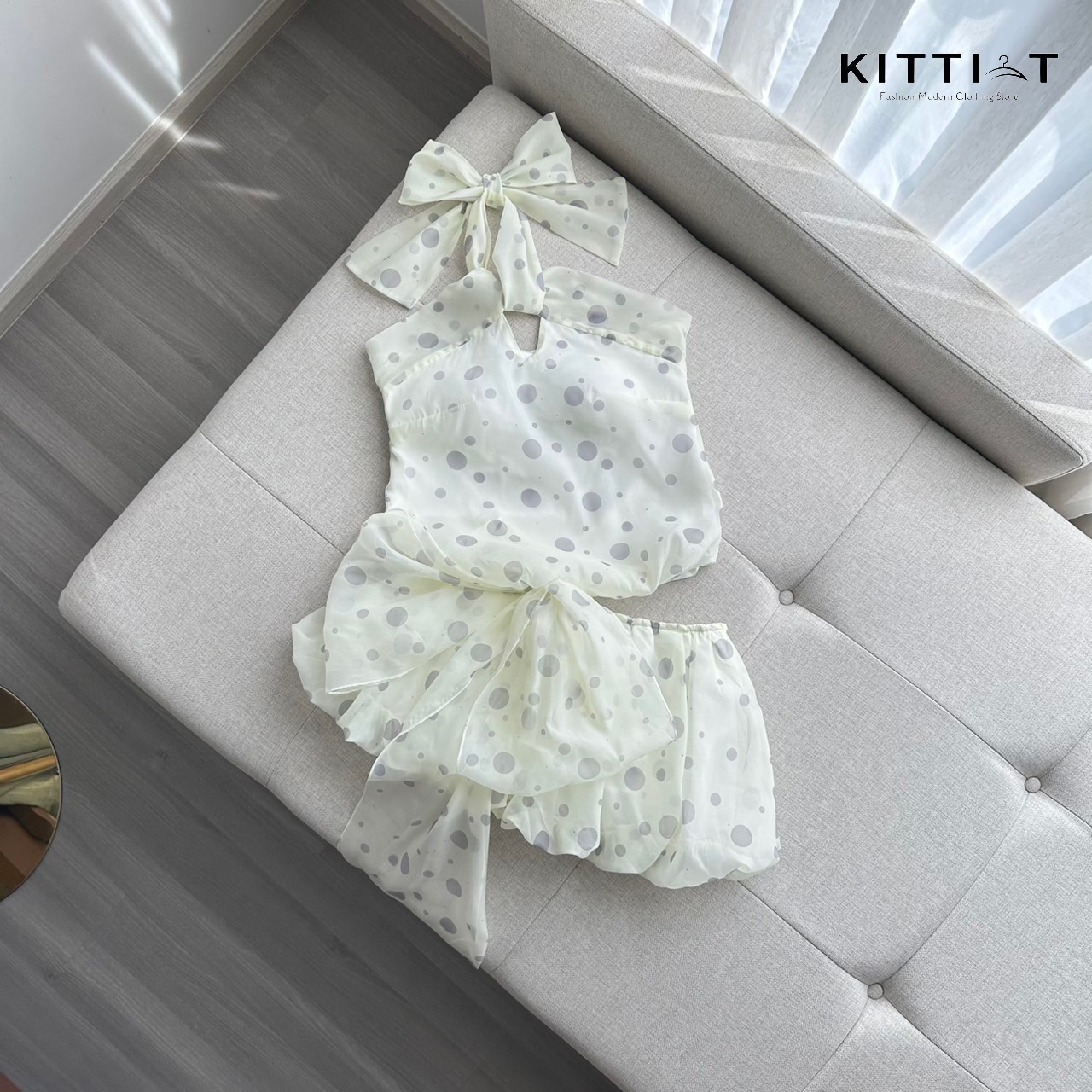 Set (2) ชิ้น เสื้อ+กระโปรง น้องคือความน่ารักของทุกคน ตัวเสื้อเป็นทรง คล้องคอ ผูกน้องโบ มีฟองน้ำเสริมอก กระโปรง ทรงบอลลูน น่ารักมากมาย ทรงสวย พองกำลังดี มีซับในเป็นกางเกง น้องจุดคือชุดที่ไม่เลยทำให้สาวๆ ผิดหวัง