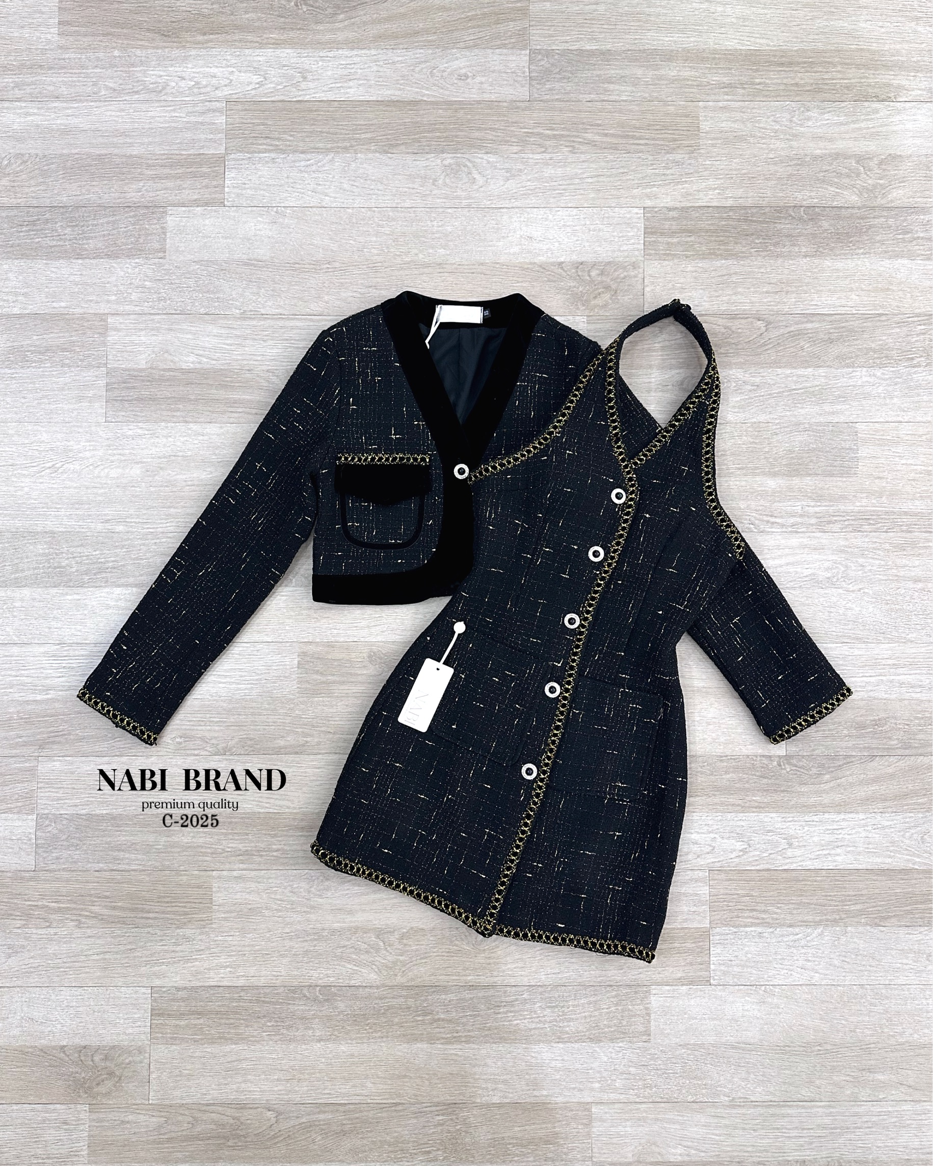 Set 2 ชิ้น เสื้อสูทคลุม มาคู่กับ เดรสคล้องคอเปิดหลัง ผ้าทวิตหนาอย่างดี งานขึ้นห้าง มีช่องกระเป๋าใช้งานได้จริง เดรสมีฟองน้ำ ทั้งชุดมีซับในมาให้ ชุดเดรสงานกระดุมหน้า ชุดนี้ดีเทลจึ้งๆมากค่ะ จะใส่แค่เดรส หรือสวมเสื้อคลุมไปด้วย ก็หรูเลิศคุณภาพคุ้มเกินราคา ห้าม