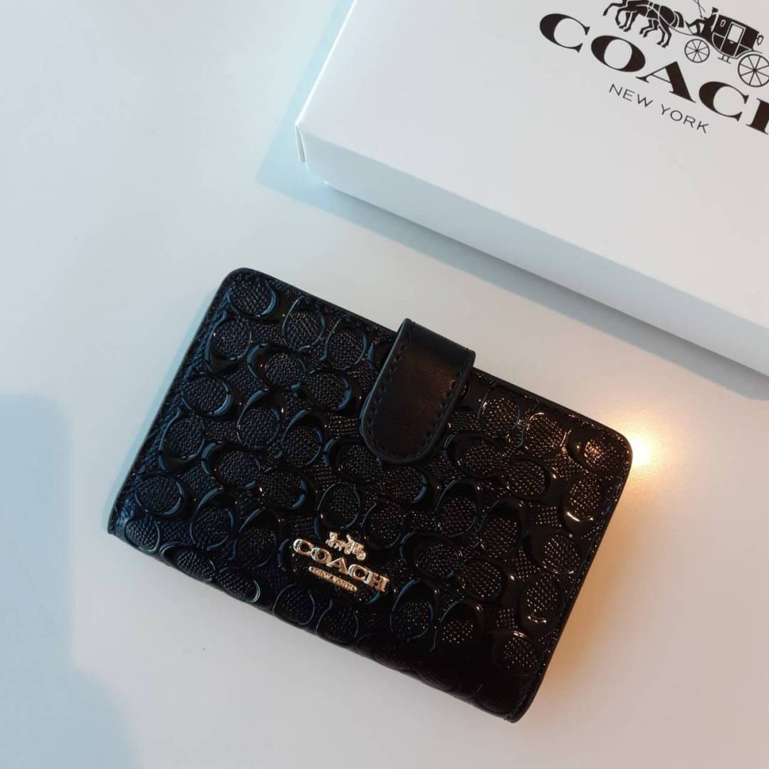 กระเป๋าสตางค์ใบสั้นไฮโซแบรนด์เนมโค้ชสีดำลายC นูนหนังแก้วหรู COACH F25937 MEDIUM CORNER ZIP WALLET