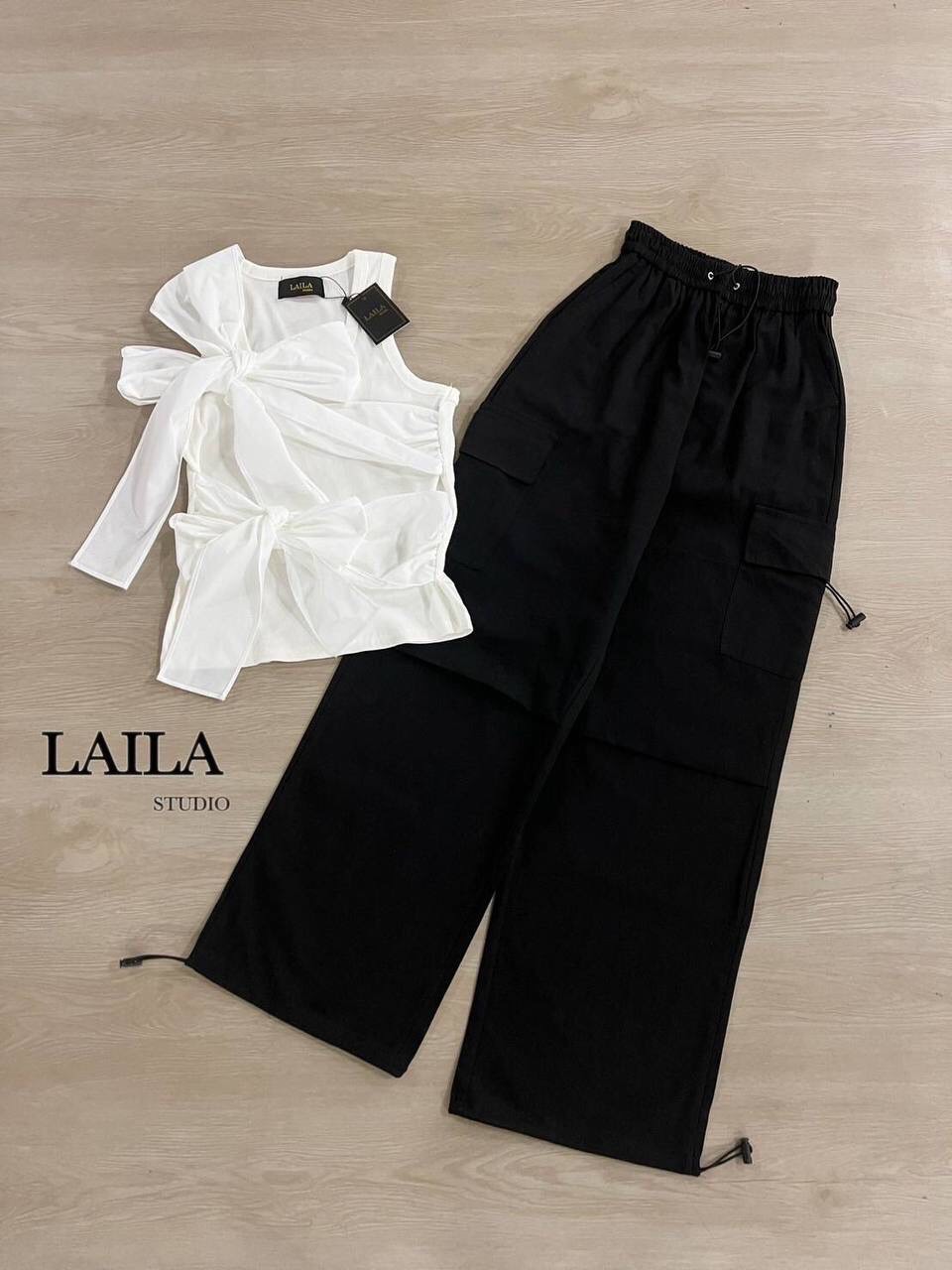 SETเสื้อ+กางเกง+เข็มกลัด เสื้อแขนเว้าทรงคอกลมโทรนสีขาว เนื้อผ้าใส่กำลังดี แต่งสายโบว์ผูกที่ อกให้ลุกน่ารักสวยแพง มาพร้อมกางเกงคาโก้สีขาวโทนดำดูเท่ แต่งด้วยเชือกผูกเอวด้านข้างมีกระเป๋าสองข้างสุดชิคสุดๆ ปลายขาแต่งด้วยเชือกรูด ใส่ได้ทั้งขาจั้มขาปล่อย สววยเท่