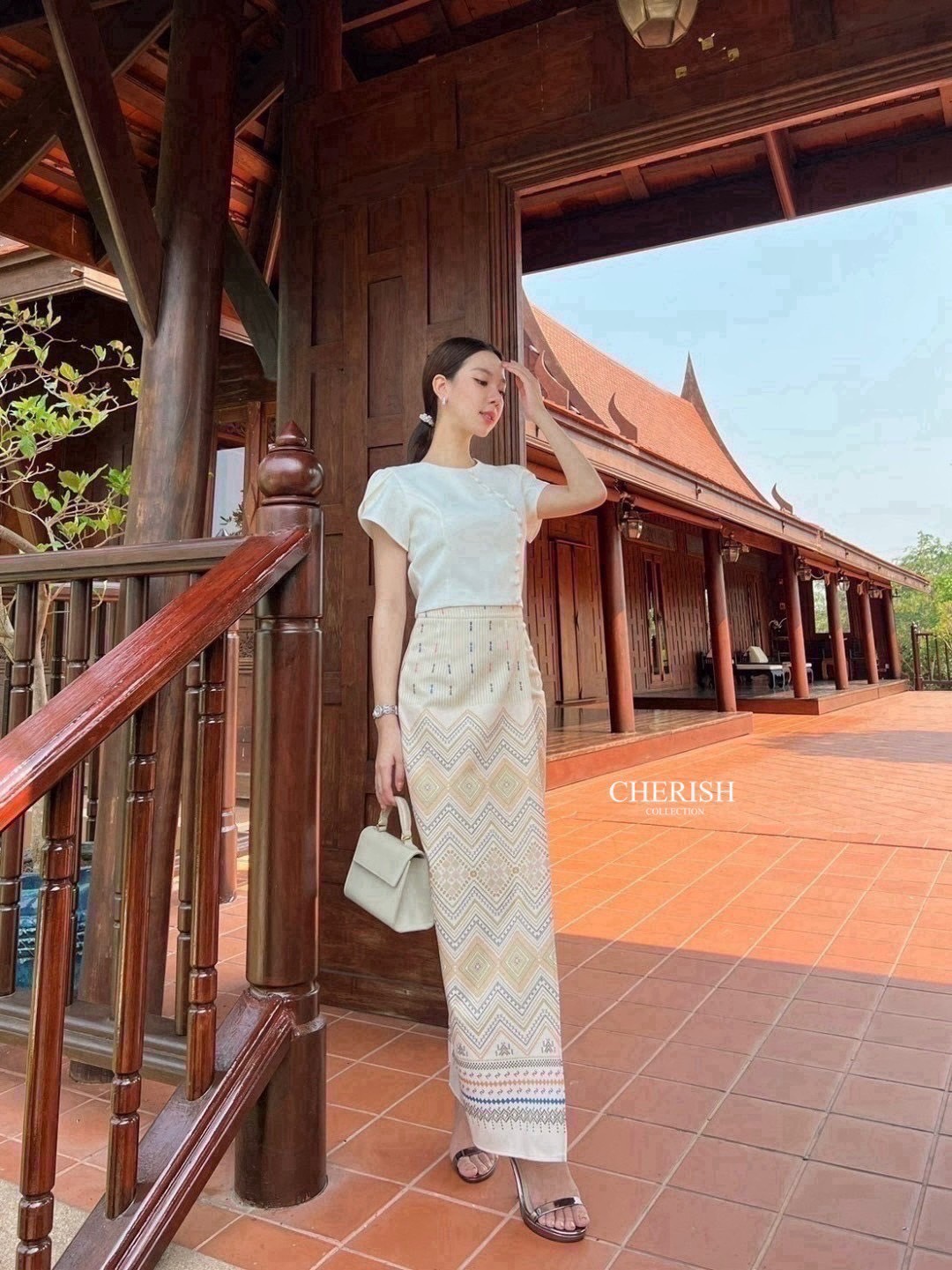 เช็ท 3 ชิ้น ชุดงานบุญ ชุดไทยหรือจะใส่เป็นธีมชุดเพื่อนเจ้าสาวก็เหมาะ ใส่ได้ทุก เทศกาล ดีเทล เสื้อคอกลม ซิปหลัง แต่งกระดุมเรียง เสื้อแขนทรงป้ายเสริมซับในอย่างดี ใส่คู่ผ้าถุงพิมท์ลาย เนื้อผ้าใส่สบาย มีเข็มขัด