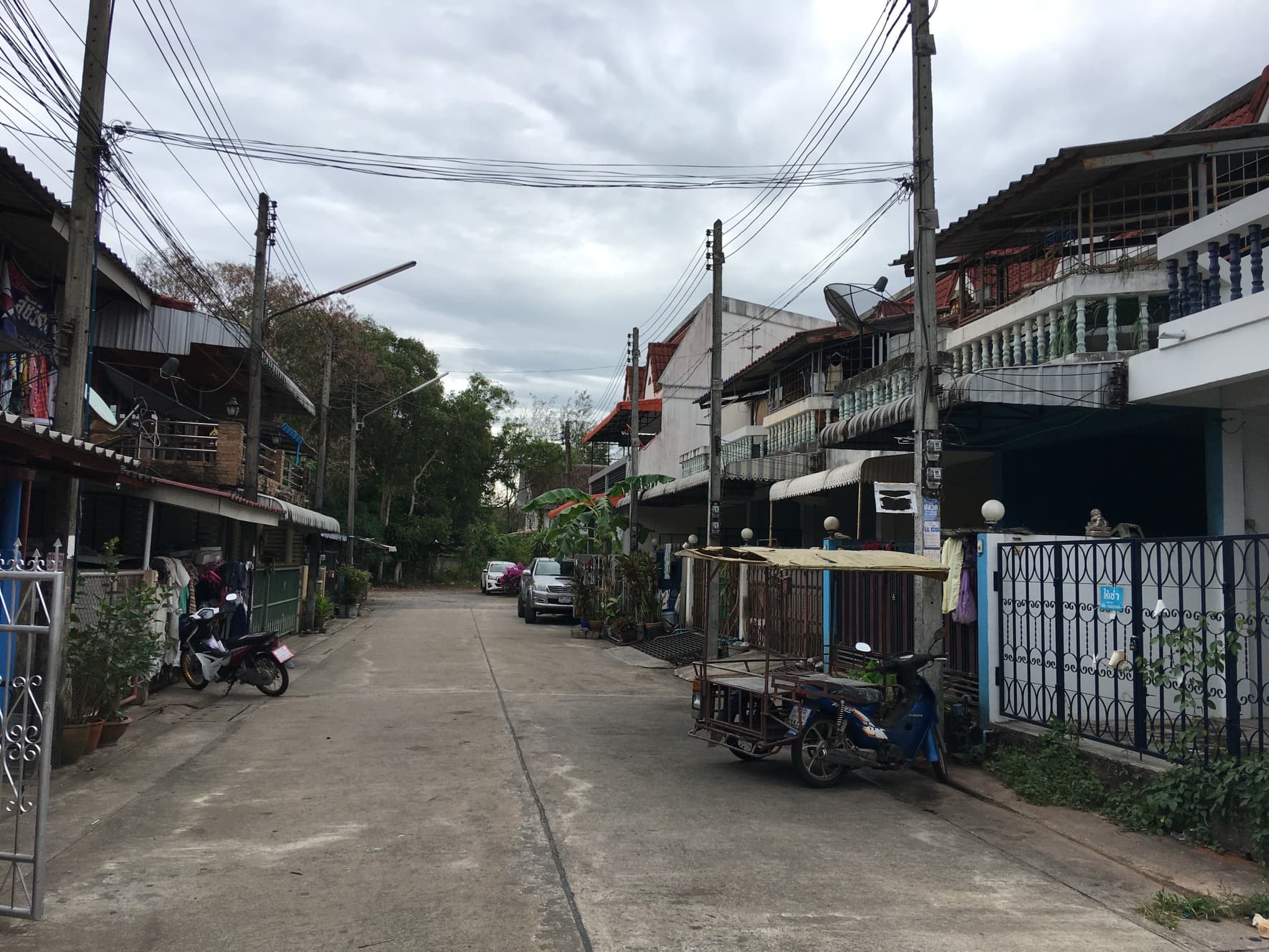 ขายบ้านทาวน์โฮมราคาถูกใกล้วิทยาลัยสารพัดช่าง160เมตรศาลากลาง จ.สุราษฎร์ธานี 800 เมตรใกล้แหล่งงานเดินทางสะดวกสบายเหมาะแก่การพักอาศัย จ.สุราษฎร์ธานี