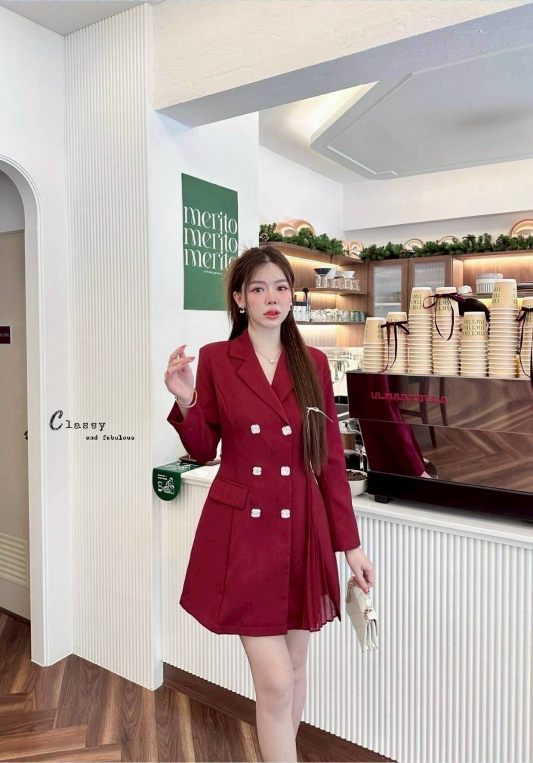 เดรสผ้าสูท คอปกแขนยาว บ่าเสริมฟองน้ำ ผ้าสูทอัดกาวอย่างดี กระดุมหน้าสวยๆ 6 เม็ด และปลายกระโปรงด้านข้างอัดพลีท ผ้าดีมากมีน้ำหนัก มีซับในทั้งตัว งานหรูงานดูแพงเวอร์วัง