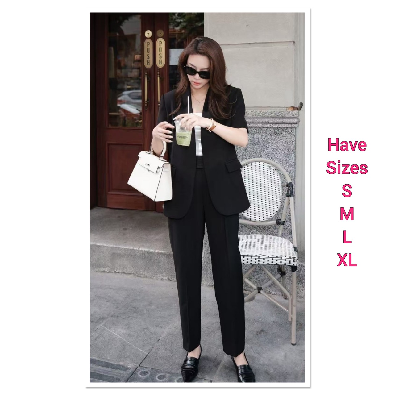 ชุด Set3ชิ้น เสื้อเบลเซอร์+เสื้อกล้าม+กางเกงขายาว เสื้อเบเซอร์แขนสั้นสีดำ ดีเทลแต่งกระเป๋าหน้าใช้งานได้จริง (ไหล่เสริมฟองน้ำ ) และมีเสื้อครอปสีขาว มาพร้อมกางเกงขายาวสีดำทรงสวย ดีเทล แต่งจีบตรงขอบเอว มีกระเป๋าข้าง ซิปหน้า ทรงสวย ลุค CEO ดูสุภาพ บอกเลยว่ารุ