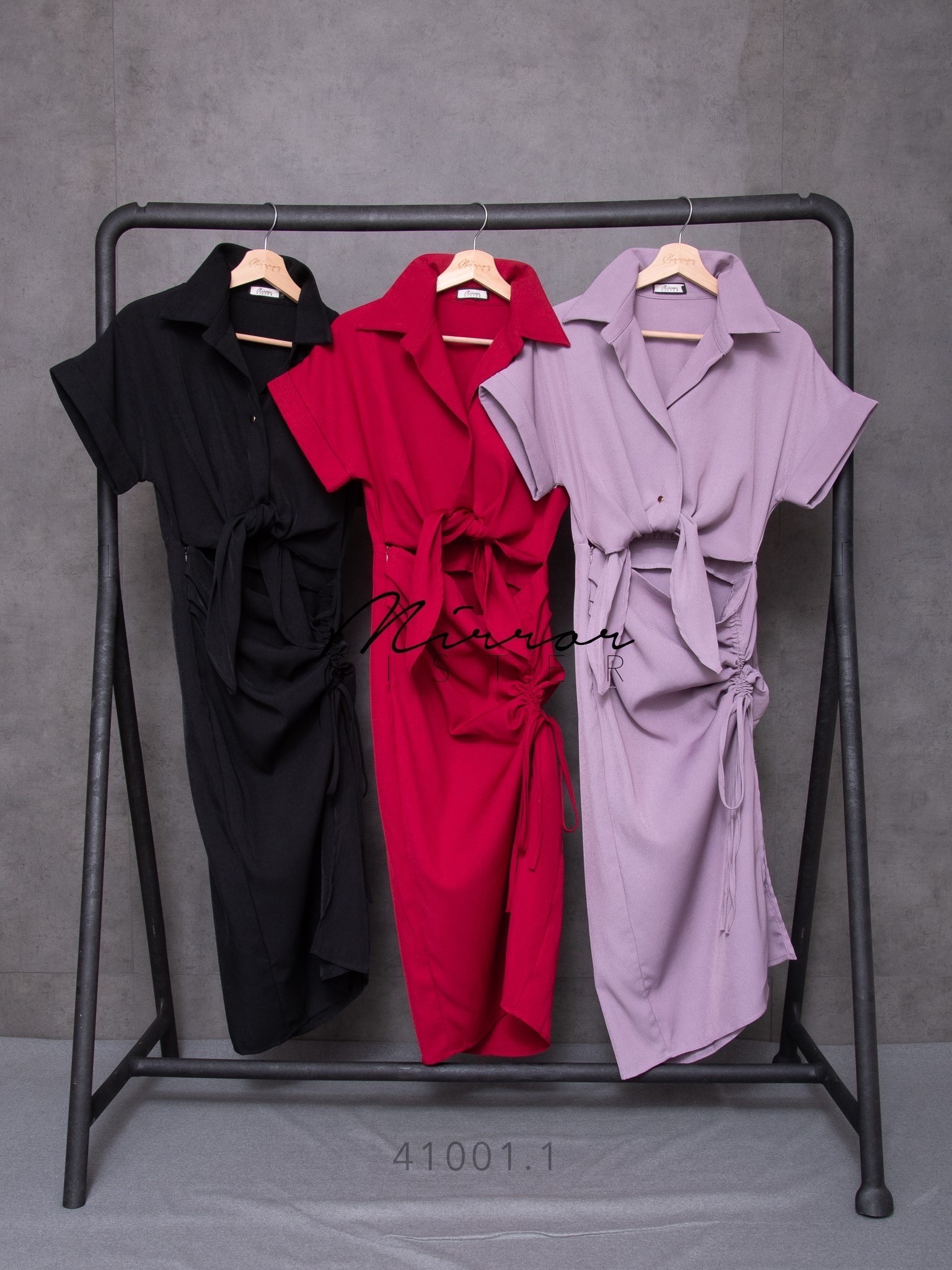 เดรสดีไซน์เก๋เหมือนใส่เสื้อเชิ้ตผูกเอวคูู่่กับกระโปรง แต่จริงๆแล้วเป็นชุดติดกัน ช่วงบนเป็นเชิ้ตแขนสั้น มีกระดุมผ่าหน้าเปิดปิดได้ ช่วงล่างเป็นกระโปรงทรงสอบ แต่งรูดขึ้นลงได้ตามสไตล์ที่ชอบ