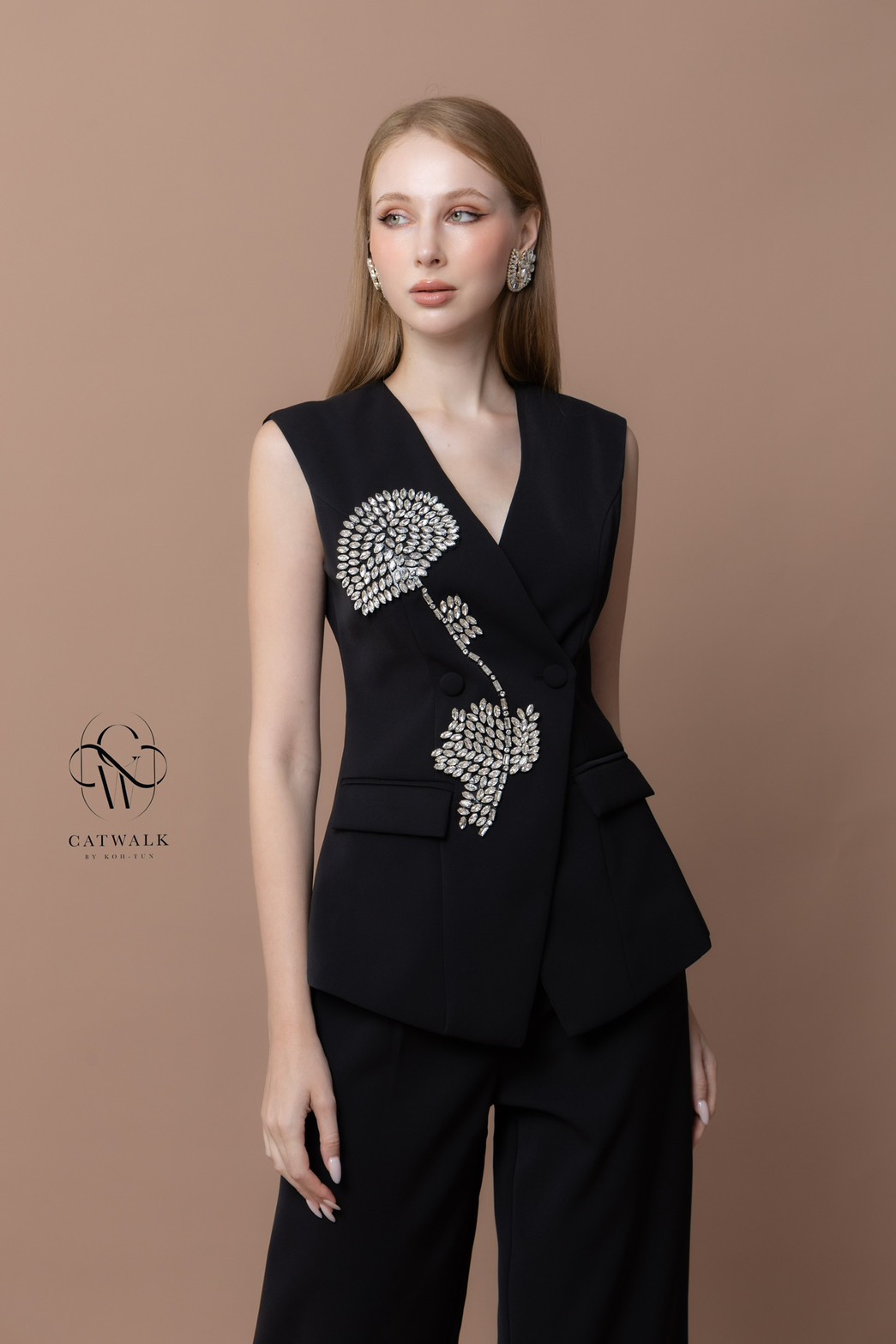 งานป้าย CATWALK BY KOH-TUN Detail>>> เท่ห์หรู ดูแพงสุดๆ กับเซตเสื้อแขนกุดปักดอกไม้เพชร+กางเกงทรงสวย เนื้อผ้าเกรดเอ ตัวเสื้อเป็นทรงเข้ารูปป้ายหน้า เพิ่มความหรูหราด้วยการตกแต่งด้วยเพชรมาเรียงกันเป็นดอกไม้ มาคู่กับกางเกงทรงขาบาน เนื้อผ้าเดียวกับตัวเ