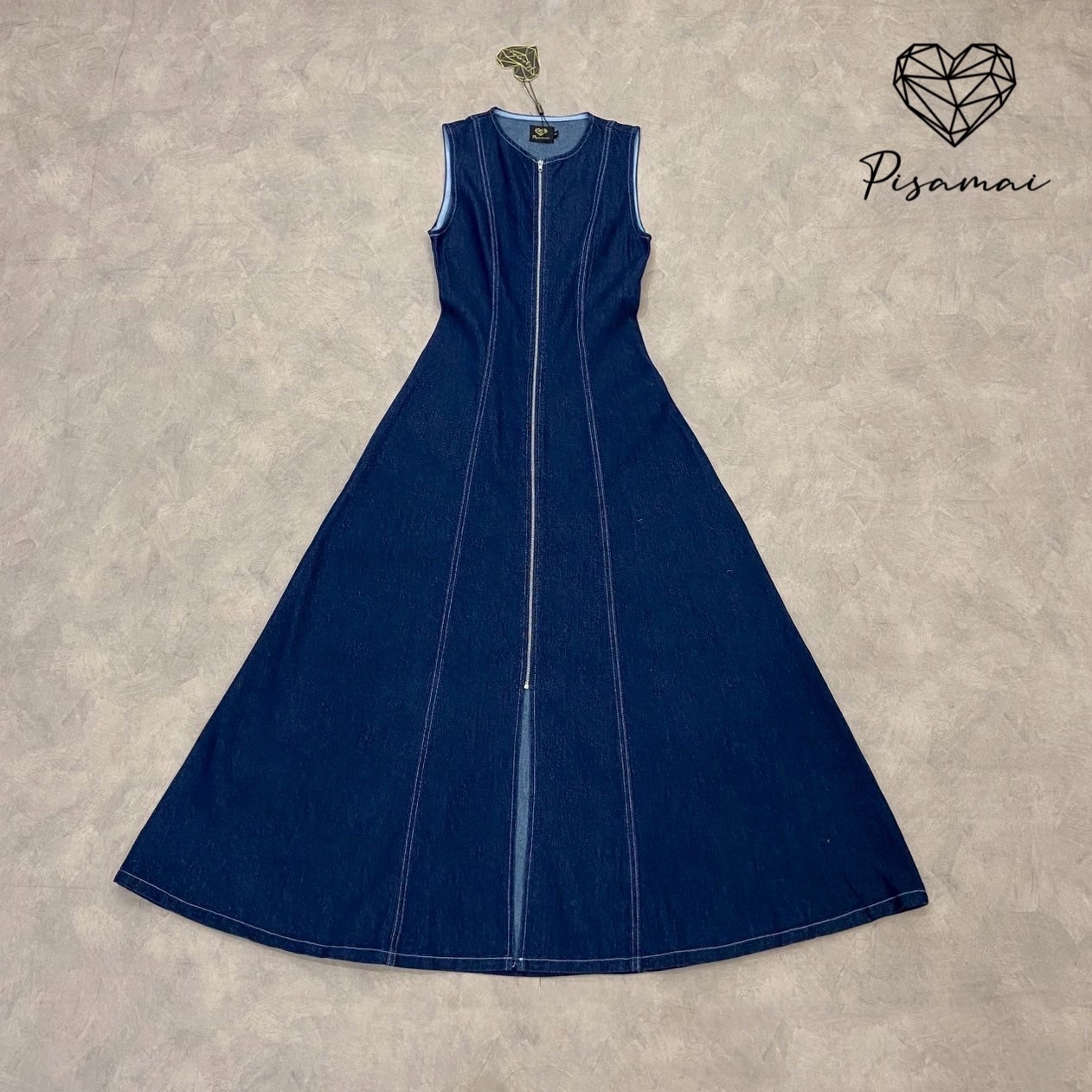 เดรสยีนส์ตังยาวทรงชิค มาในผ้ายีนส์แท้สีเข้ม แต่งทรงซิปหน้ายาว สวย หรู ใส่เป็น everyday look ได้ทุกวัน #pisamaibrand #งานป้ายพิศมัย #งานตามหา #ชุดยีนส์ #เดรสยีนส์