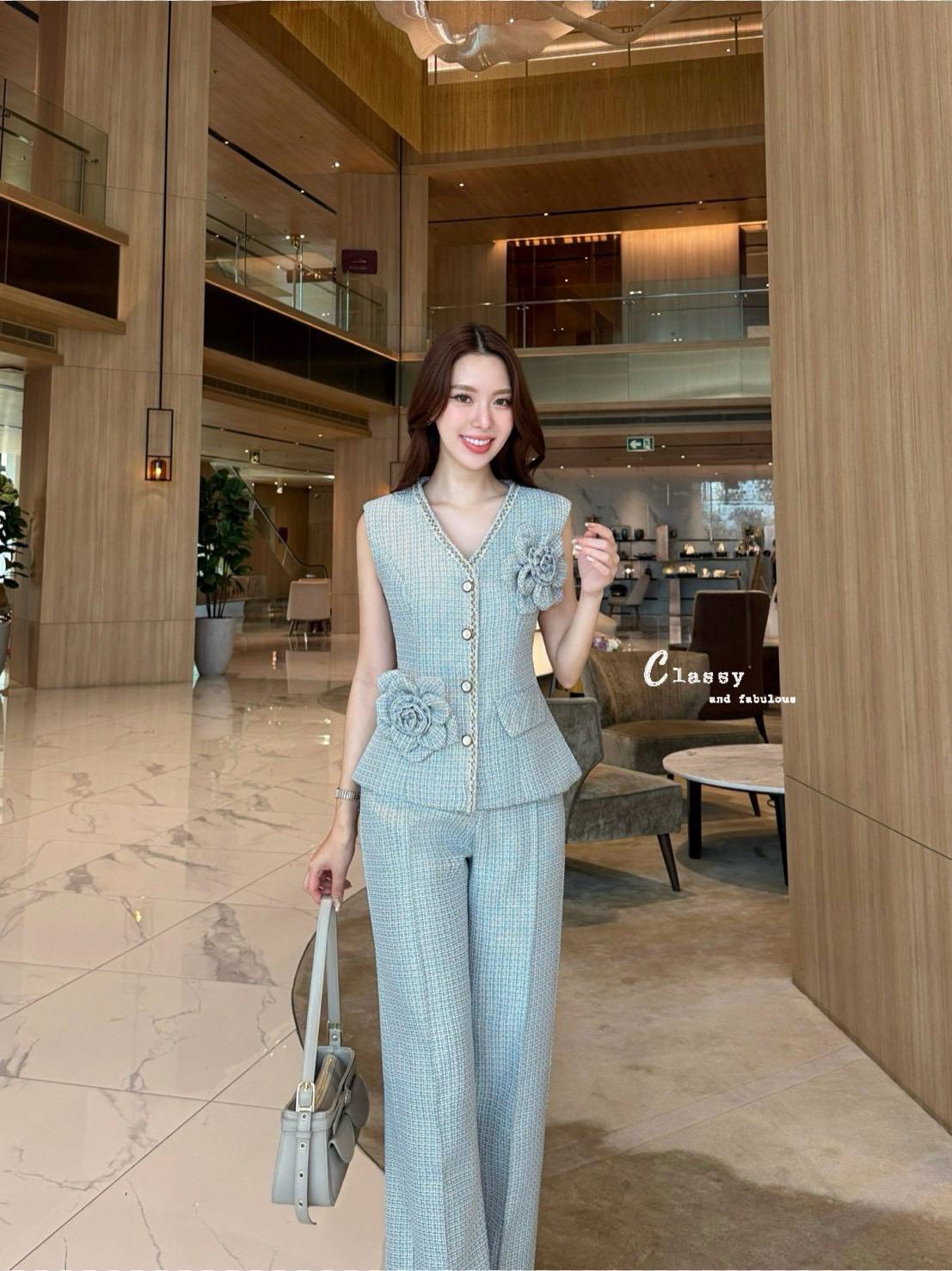 set เสื้อคอวีแขนกุดผ้าทวิตทั้งชุด ตรงคอและรางกระดุมตกแต่งด้วยเส้นลูกไม้ลายสวย กระดุมหน้าถอดได้จริง มีกระเป๋าเสื้อข้างนึงและมีดอกไม้เข็มกลัดสวยๆ ถอดได้ 2 ดอก ใส่คู่ขายาวทรงกระบอกกลาง ซิปหลัง มีกระเป๋าล้วงจริงทั้ง2 ข้าง มึซับในทั้งชุด เนื้อผ้าทวิตอย่างดี ใส