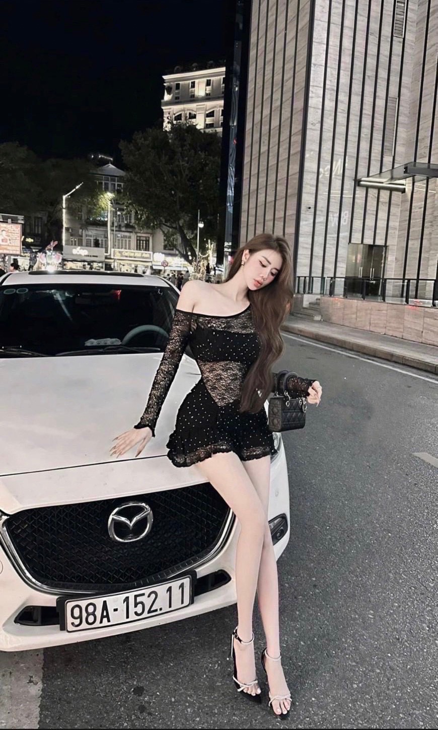 Dress จึ้งทุกมุม สวยแพงทุกองศา Dress wink ใหม่ล่าสุดกับมินิเดรสเกาะอก ความเนื้อผ้า ติดเพชร ขับผิว เล่นใหญ่ Signature ประจำร้านเราเลย ตัวชุดเป็นผ้าลูกไม้ ไหล่เบี่ยงข้าง แขนยาว มาพร้อม เกาะอกดำ งานดี งานสวย งานมั่น
