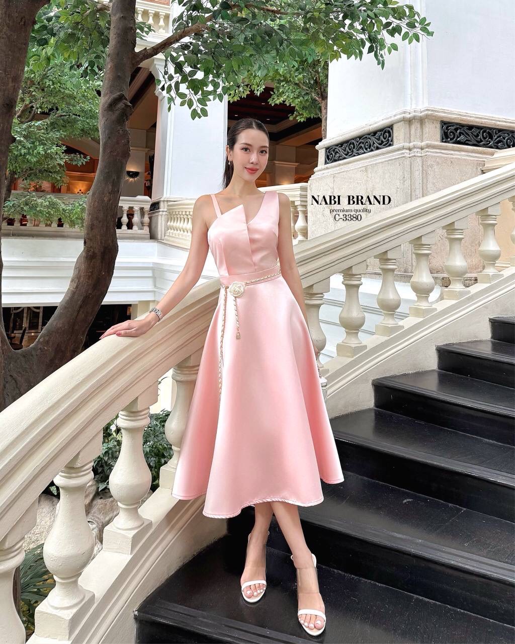 เดรสกระโปรงแขนกุด แหวกอกเล็กน้อย ตัวเดรสมีความพริ้ว ผ้าอัดกาว มีซับ มีบราอย่างดี ใส่สวย มั่นใจ อยู่ทรง เพิ่มความหรูด้วยเข็มขัดดอกไม้สีขาว ใส่แมทส์กันสวยหรูมากๆค่ะ การันตีใส่สวยดูสูง💯♥️ #NABIBRAND #งานป้ายนาบี #นาบีแบรนด์ #ชุดเพื่อนเจ้าสาว #