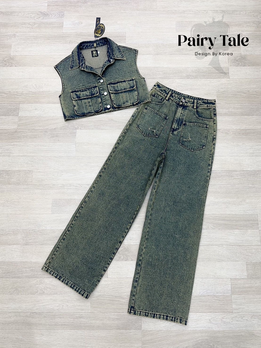 Brand : Kr Detail : Set ยีนคุณเนยย เสื้อคอปกกระดุมหน้า มีกระเป๋าคาโก้ด้านหน้า2ข้าง ใช้งานได้จริง แมตกางเกงขายาวกระบอกตรง มีกระเป๋าหน้าแต่งขาด งานยีนสีฟอกเขียว สีนี้สวยมากๆๆ งานสวยแมตเข็มขัด รับรองเท่สุดๆค่า #251290