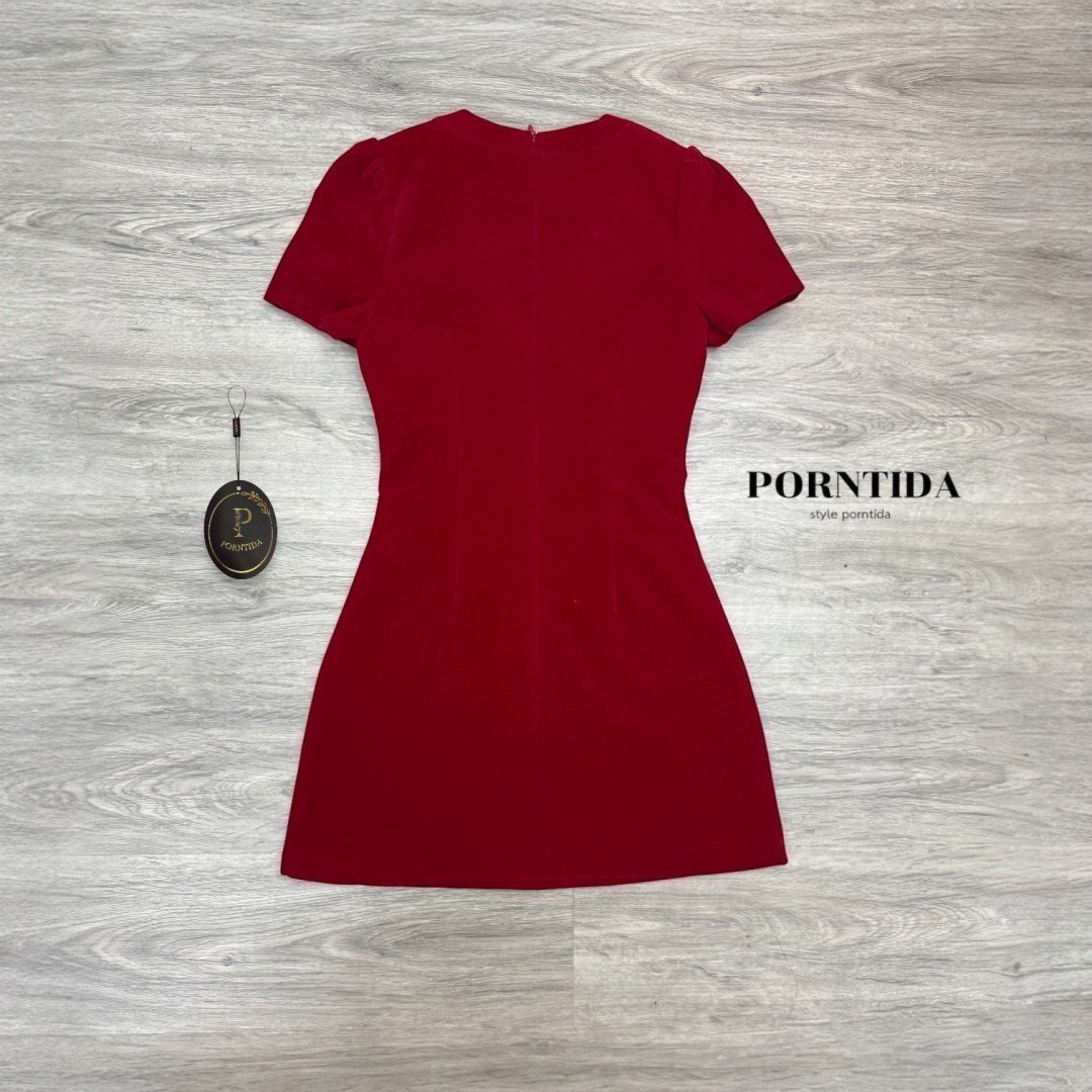 ชุดเดรสสีแดงงานเรียบหรู detail แต่งรายละเอียดปักตรงบริเวณคองานรุ่นนี้เป็นผ้ากำมะหยี่เรียบหรูสวยแบบผู้ดีมาก