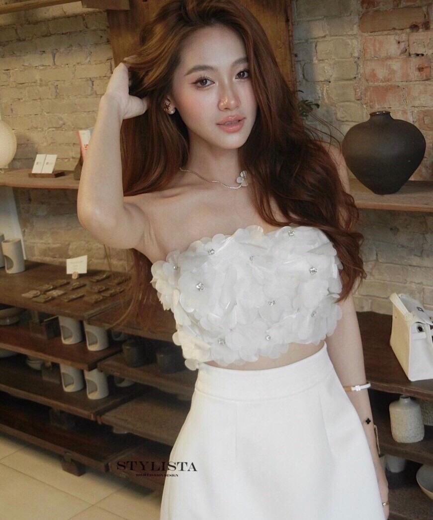 เซตเสื้อเกาะอก เเต่งดอกไม้ 3D ทั้งตัว ซิปด้านหลัง มาพร้อมกระโปรงเข้าชุด ใส่สวยน่ารักมากๆ ใส่เที่ยว ใส่ออกงาน ใส่ได้หลายโอกาส จัดด่วนนนๆ ชุดสวยหมดเร็วนะคร๊า สั่งก่อนสวยก่อน