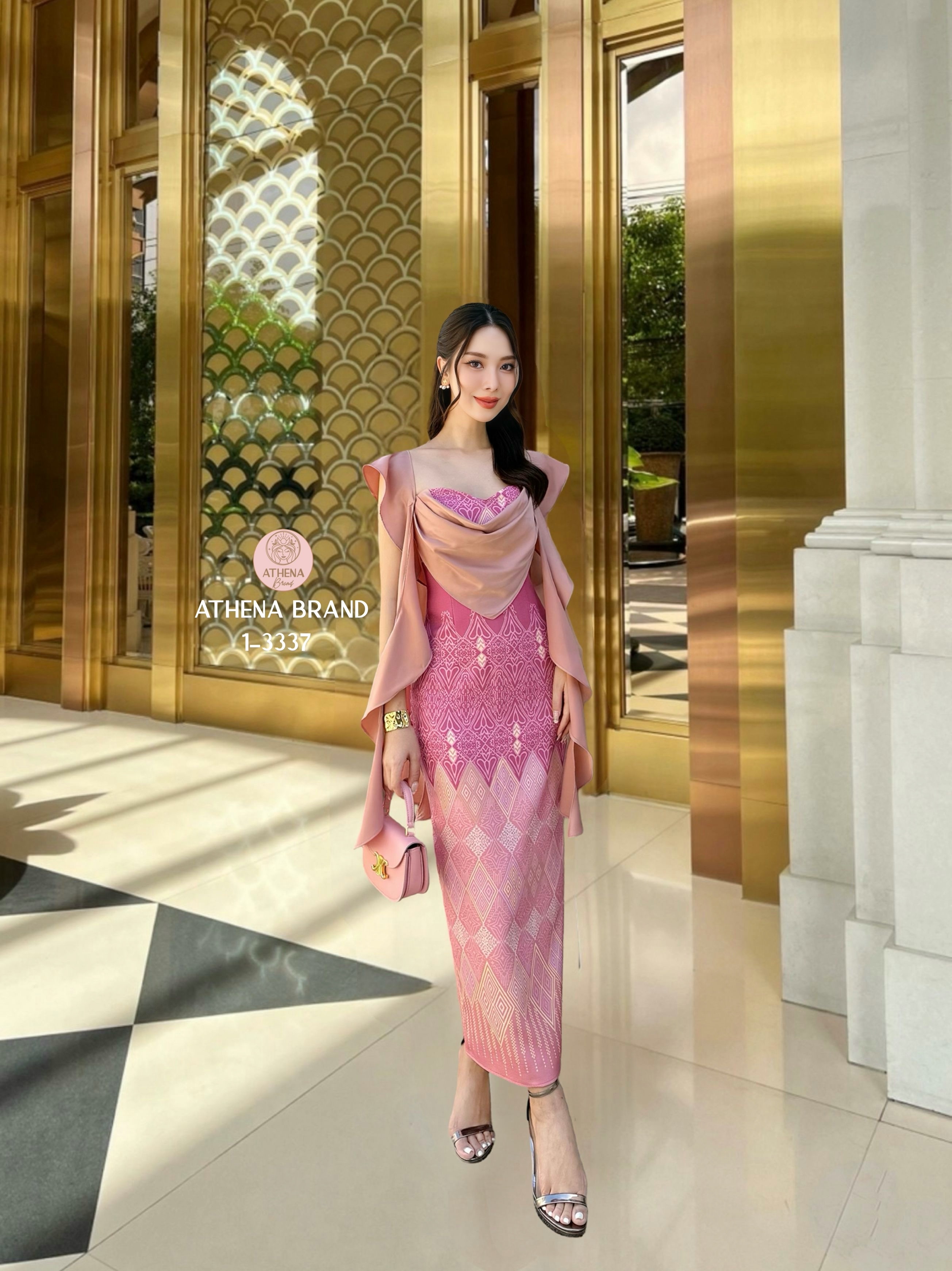 Maxi Dress พิมพ์ลายดีไซน์ตัดต่อผ้าแต่งระบาย หน้าอกเสริมฟองน้ำจัดทรงสวย ชายกระโปรงด้านหลังผ่า เนื้อผ้าดี๊ดีมีTexture งานมีซับใน สวมใส่แบบซิปด้านหลัง สอดแทรกดีเทลความสวยหวานและความเรียบหรูได้ลงตัวเป๊ะ งดงามอย่างกุลสตรีไทยค่า