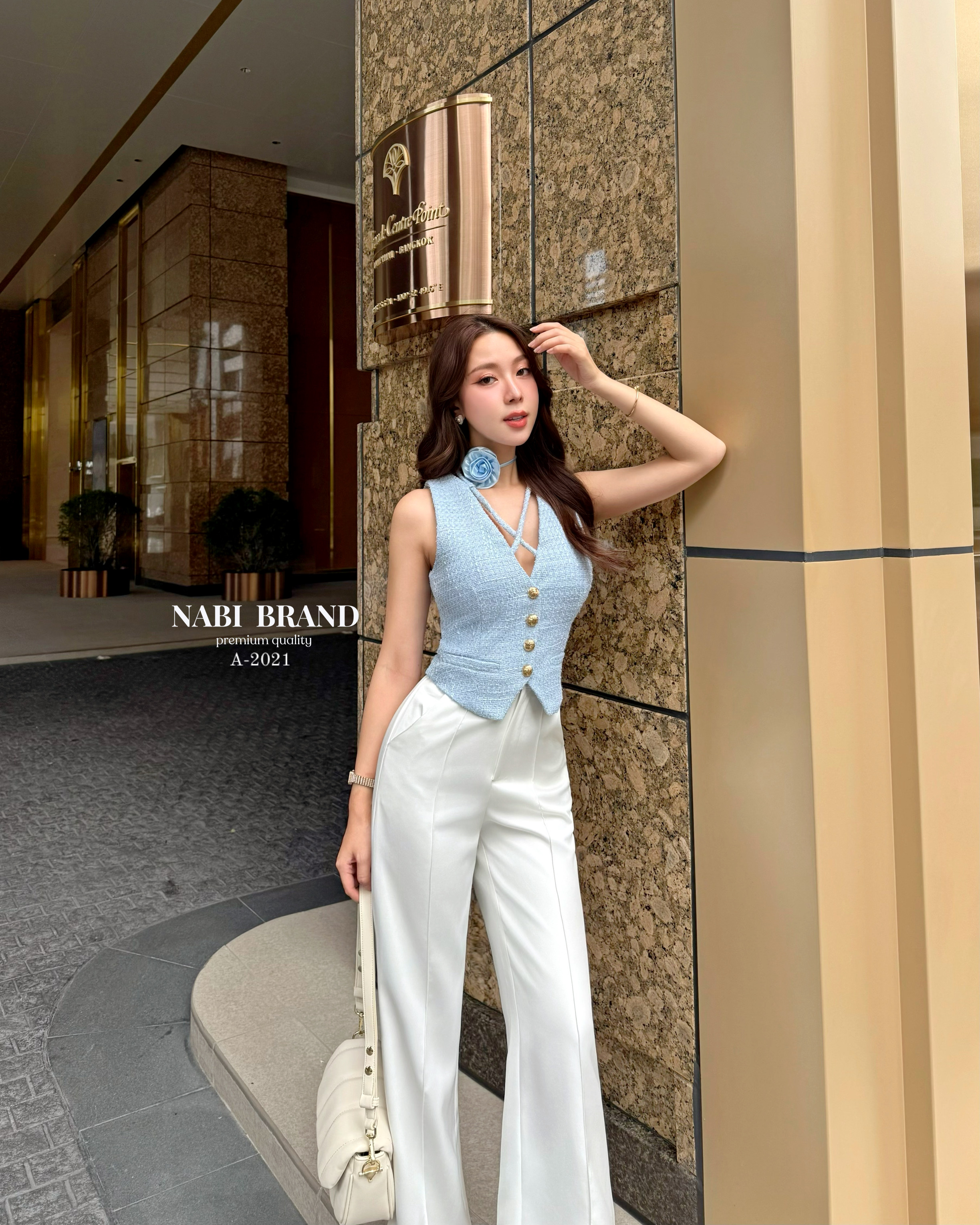 Label :: #NABIBRAND Code :: A-2021 Detail :: ชุดเซ็ตเสื้อแขนกุด ดีไซน์แต่งสาย คอV กระดุมทอง มาคู่กับกางเกงขายาวทรงกระบอกเล็ก ตีเกล็ตเส้นด้ายตรงกลาง กางเกงซิปหน้า มีกระเป๋า 2ข้าง มาคู่กับเข็มกลัดดอกไม้ สวยน่ารักมากๆ พลาดไม่ได้setคือสวย เป๊ะสุด ใส่ได้ตลอดค่