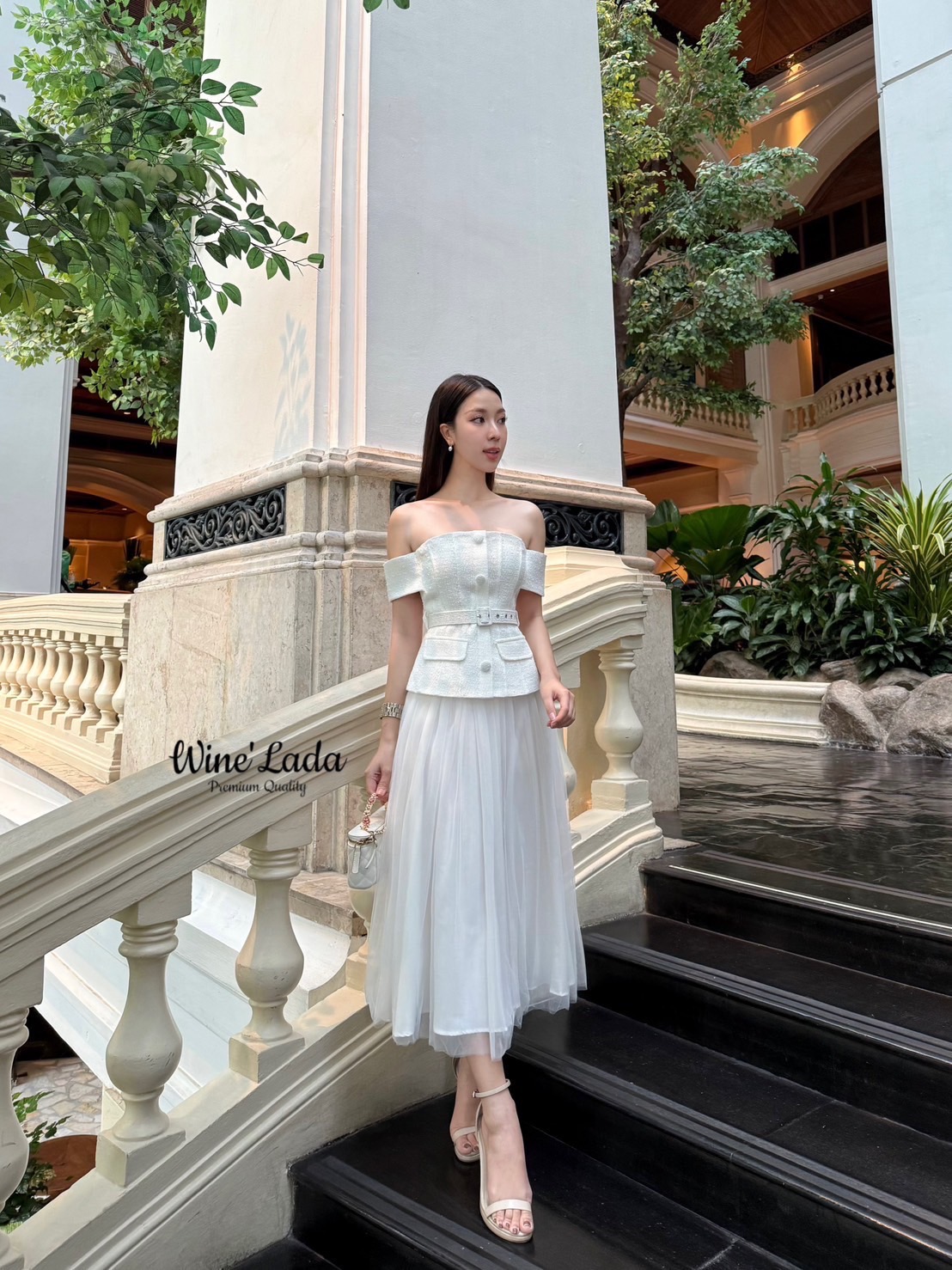 Set 3 Pcs.เซ็ทเสื้อผ้าทวิตปาดไหล่สีขาว มาพร้อมกับกระโปรงผ้ามุ้งสีขาว ซับในทั้งตัว มีเข็มขัดเข้าเซ็ท สวมใส่ง่ายตัวเสื้อเป็นซิปด้านหลัง เนื้อผ้าใส่สบาย ใส่สวย ใส่แล้วเป๊ะ ปัง ใครได้ลองแล้วจะหลงรักค่าา รับรองคุ้มเว่อร์ งานสวยมากค่ะ #Wine'Lada