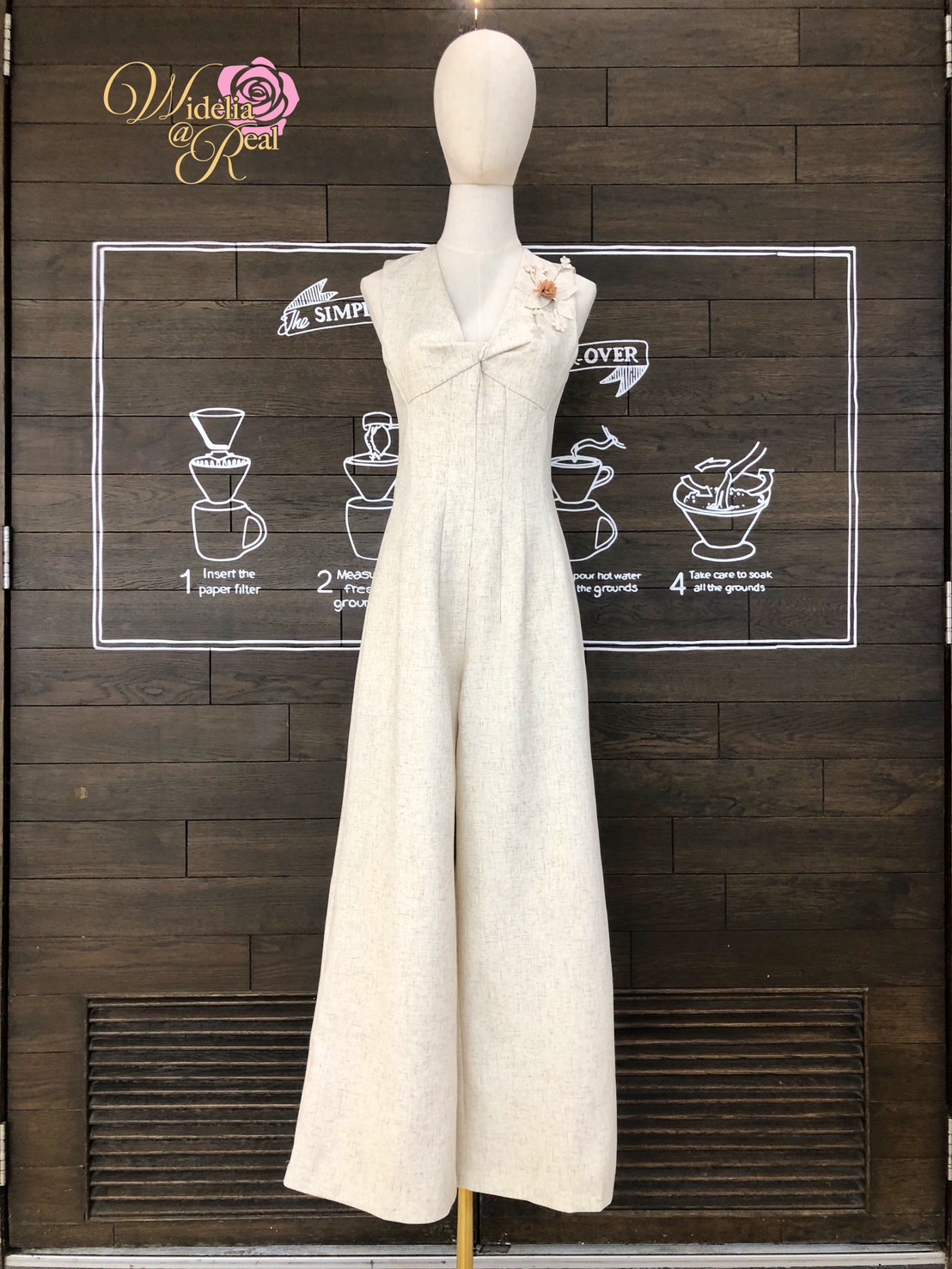 Jumpsuit จั้มสูทแขนกุด ขายาว คอวี ช่วงอกเย็บดอกไม้ป๊อปอัพ ซิปหลัง เนื้อผ้าอย่างดี ผ้าคล้ายผ้าลินิน โทนสีครีม ผ้าดีมีน้ำหนัก ไม่บาง ใส่สบาย งานคัตติ้งเนี๊ยบ ทรงสวยเป๊ะ