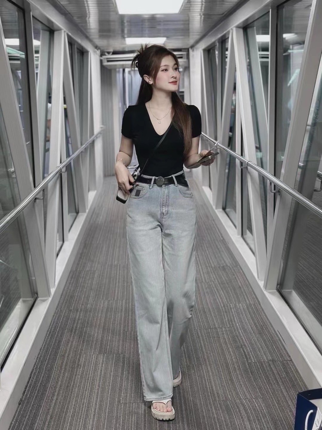 Set 3 ชิ้นลุคคุณหนูสายชิค เสื้อยืดคอวีผ้านุ่มเด้ง สีดำ (มีฟองน้ำ) ใส่แล้วผิวดูผ่อง เนื้อผ้ายืดหยุ่นพอดีตัว ไม่ย้วยง่าย แมตช์กับกางเกงยีนส์สีอ่อนทรงกระบอกใหญ่