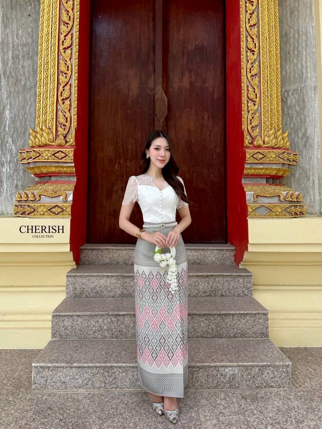 เซ็ทชุดไทย 3 ชิ้น ตัวเสื้อลูกไม้ซีทรูด้านบน พร้อมซับใน เกาะอกด้านในตกแต่งกระดุมพร้อมผ้าถุงสำเร็จพิมพ์ลายไทยสุดเก๋เนื้อผ้าอย่างดี มาพร้อมเข็มขัดมุกสุดหรู จะใส่เข้าพิธีสำคัญ งานบุญ งานมงคลสมรส จะไปงานไหนรับรองเด่นสุดๆเลยค่า💕