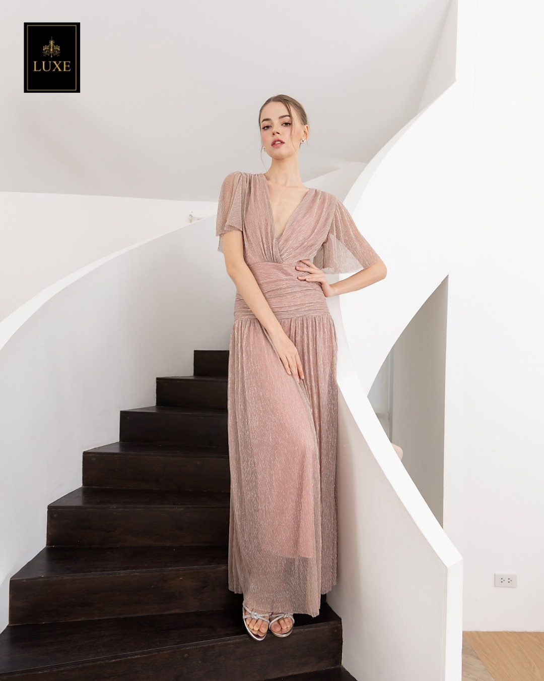Draped Metallic Frill Sleeve Maxi Dress Label : LUXE ☑️แม็กซี่เดรสเสื้อคอวีป้าย แขนระบาย กระโปรงจับเดรปเข้ารูปตรงสะโพก ต่อชายกระโปรงบาน ☑️ทำจากผ้าราเม่อัดพลีทผสมดิ้นเมทัลลิก ผ้านุ่ม ยืดหยุ่น ใส่สบาย เล่นแสงสวย