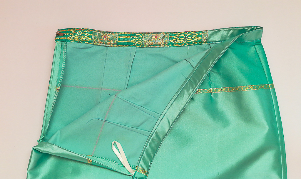 ผ้าถุงไหมสำเร็จรูป (สีฟ้า) งานตัดเย็บประณีต อัดผ้ากาวตามสีของผ้าถุง เนื้องานดีเกรด A (รอบเอว 30 นิ้ว)